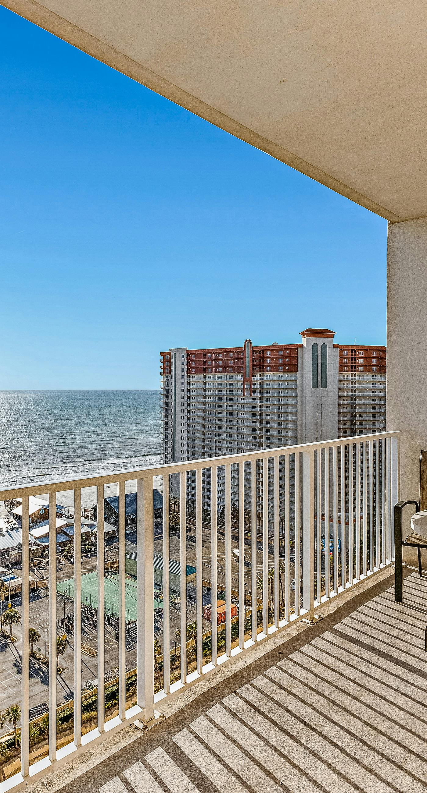 Beachfront condo with access to 5 pools, hot tub, fast WiFi, patio, washer/dryer