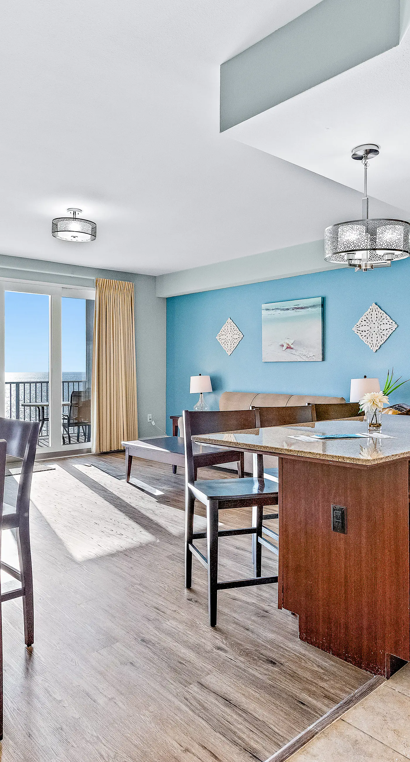 Beachfront condo with access to 5 pools, hot tub, fast WiFi, patio, washer/dryer