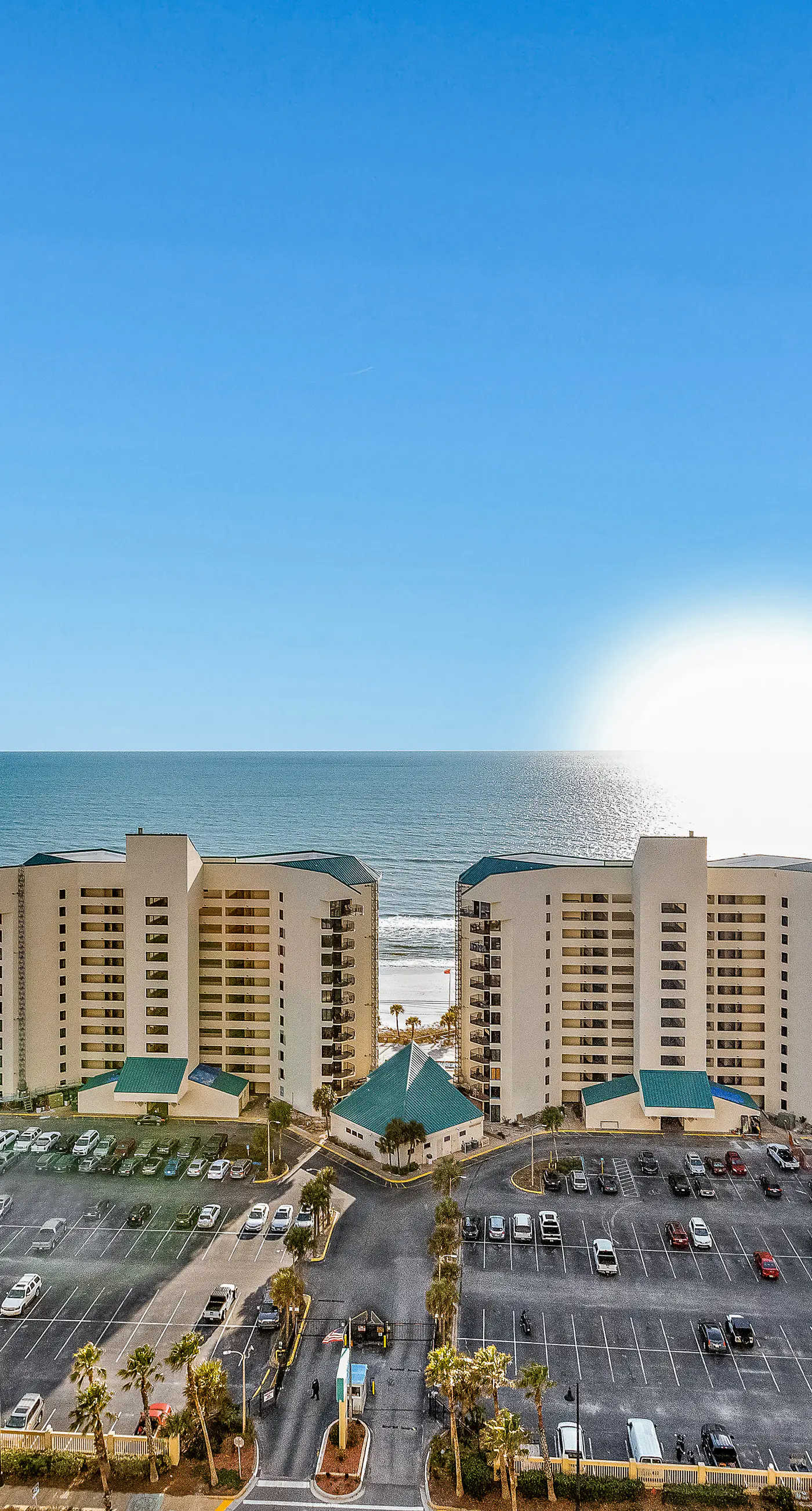 Beachfront condo with access to 5 pools, hot tub, fast WiFi, patio, washer/dryer