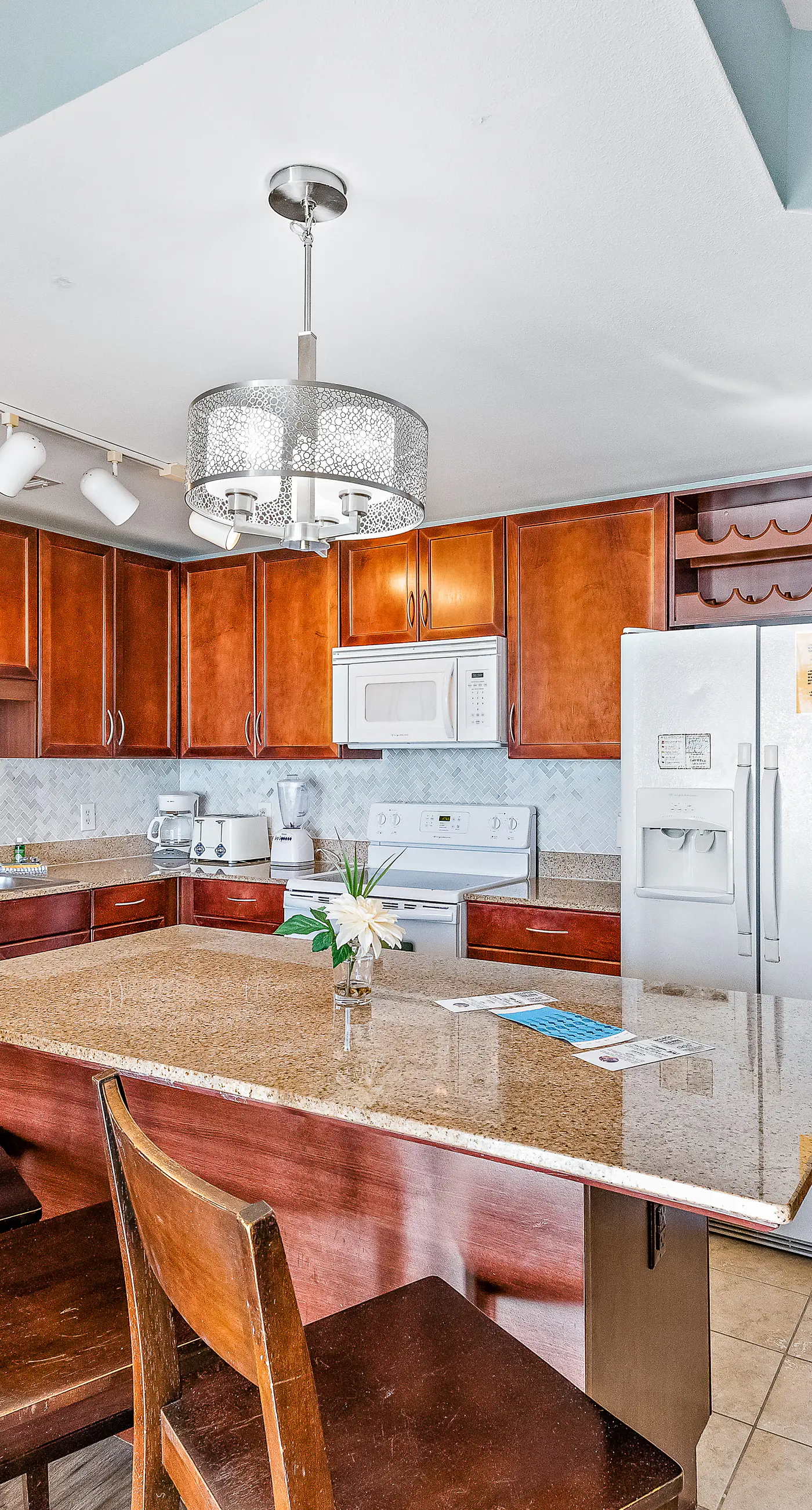 Beachfront condo with access to 5 pools, hot tub, fast WiFi, patio, washer/dryer