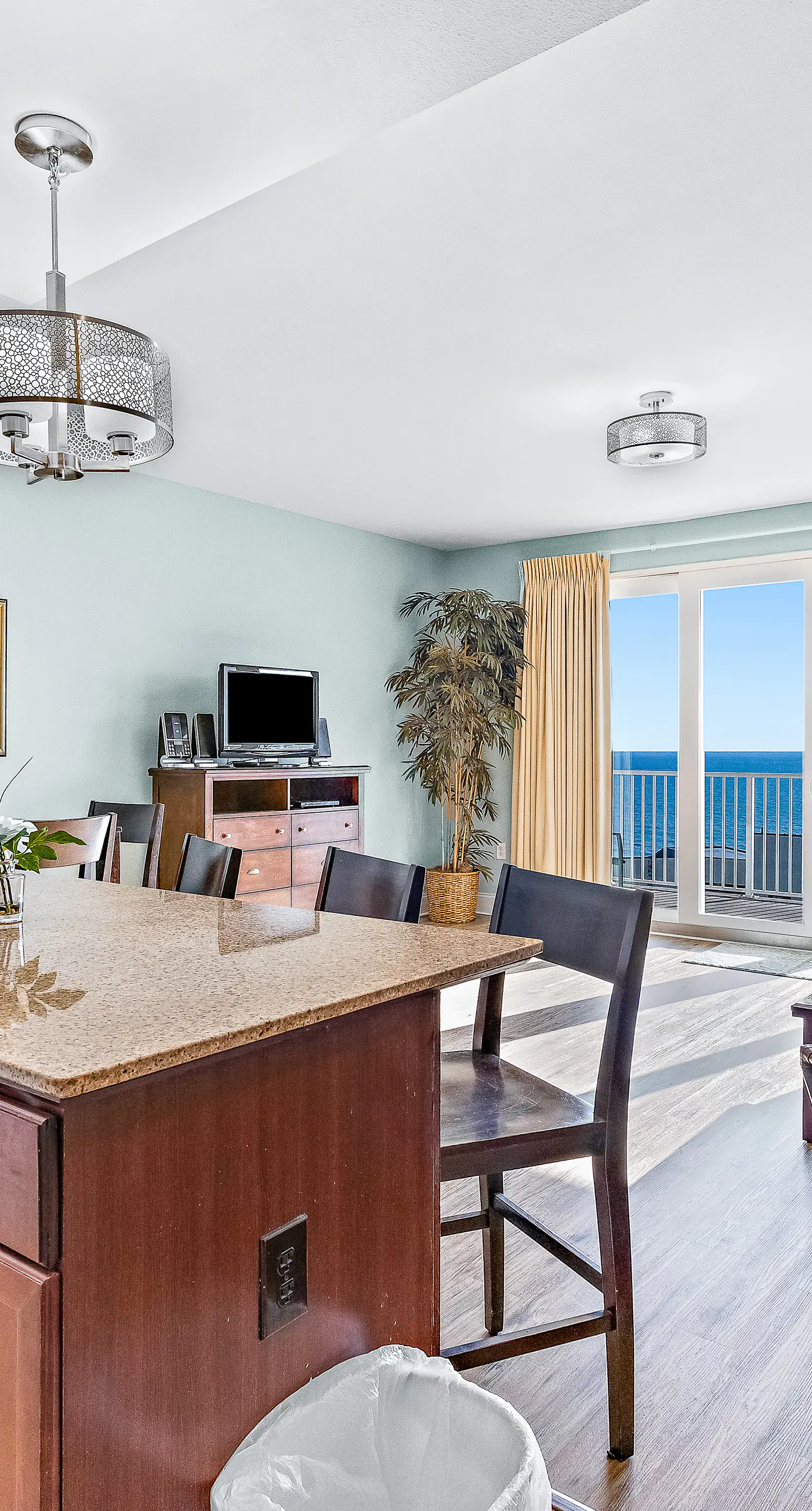 Beachfront condo with access to 5 pools, hot tub, fast WiFi, patio, washer/dryer