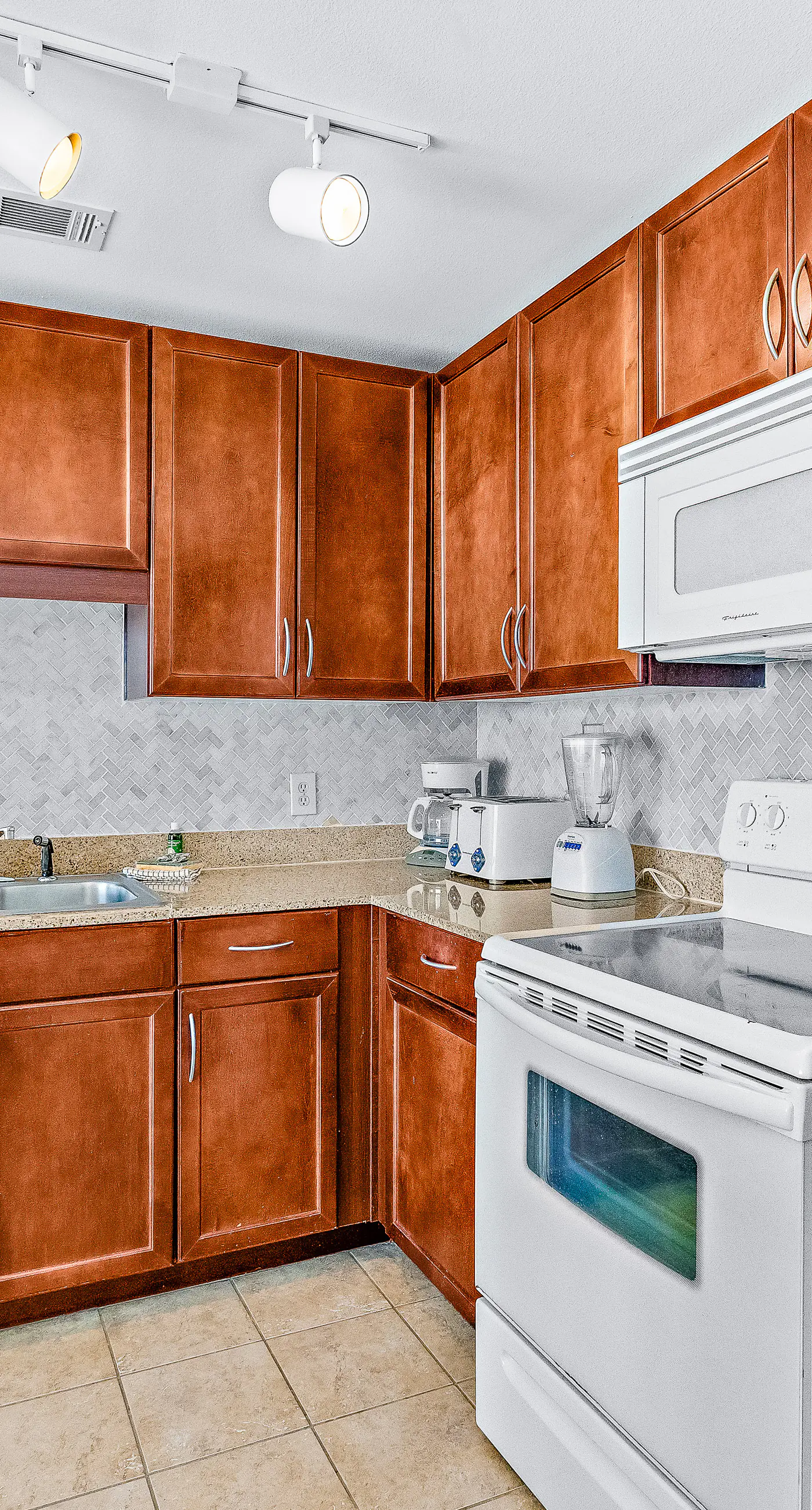 Beachfront condo with access to 5 pools, hot tub, fast WiFi, patio, washer/dryer