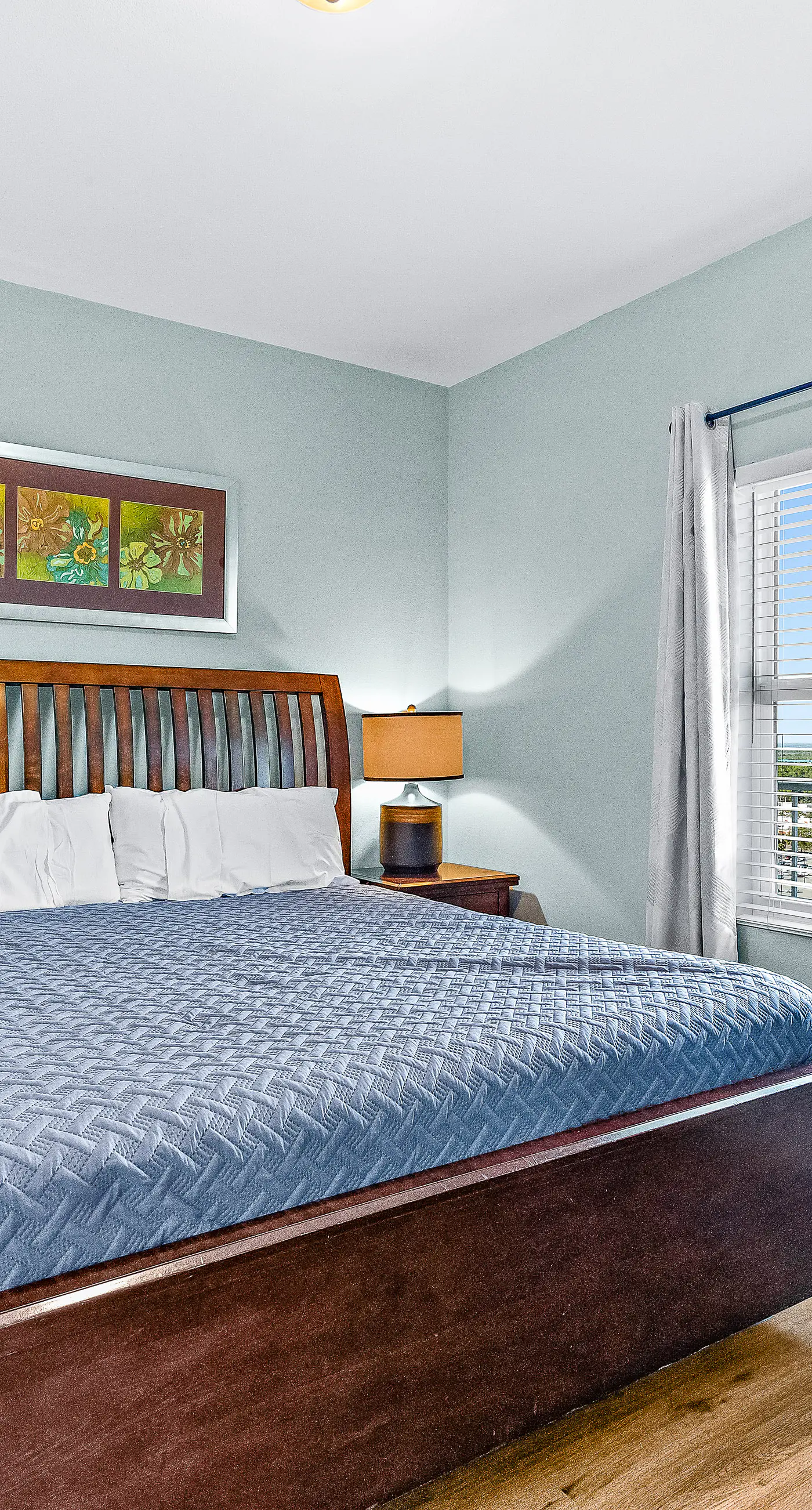 Beachfront condo with access to 5 pools, hot tub, fast WiFi, patio, washer/dryer