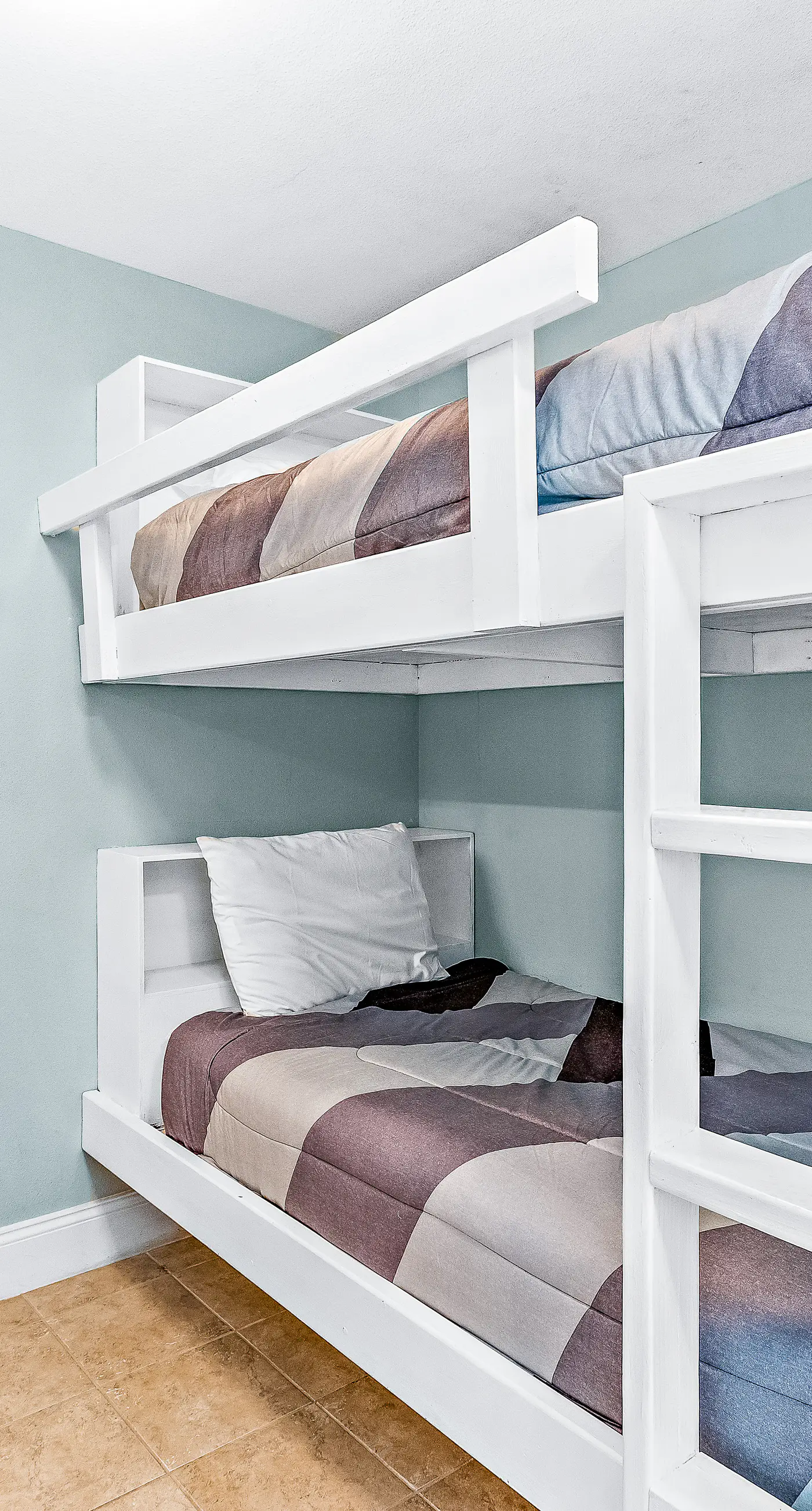 Beachfront condo with access to 5 pools, hot tub, fast WiFi, patio, washer/dryer