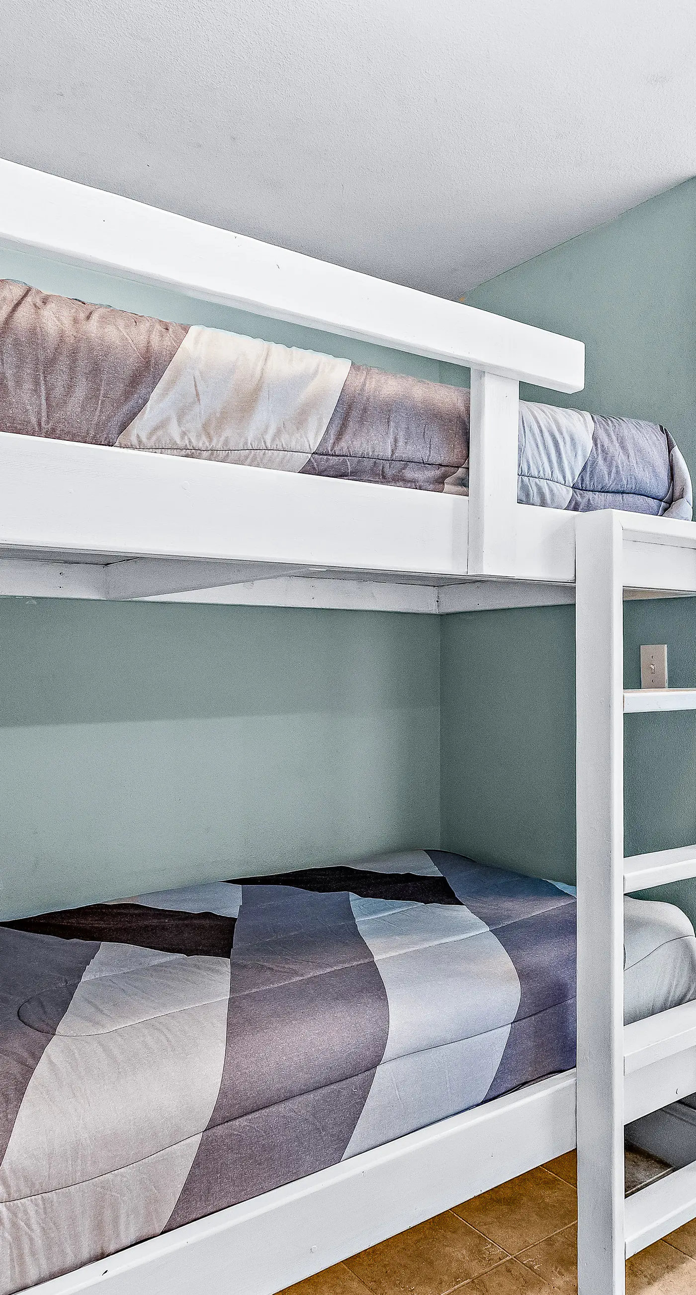 Beachfront condo with access to 5 pools, hot tub, fast WiFi, patio, washer/dryer