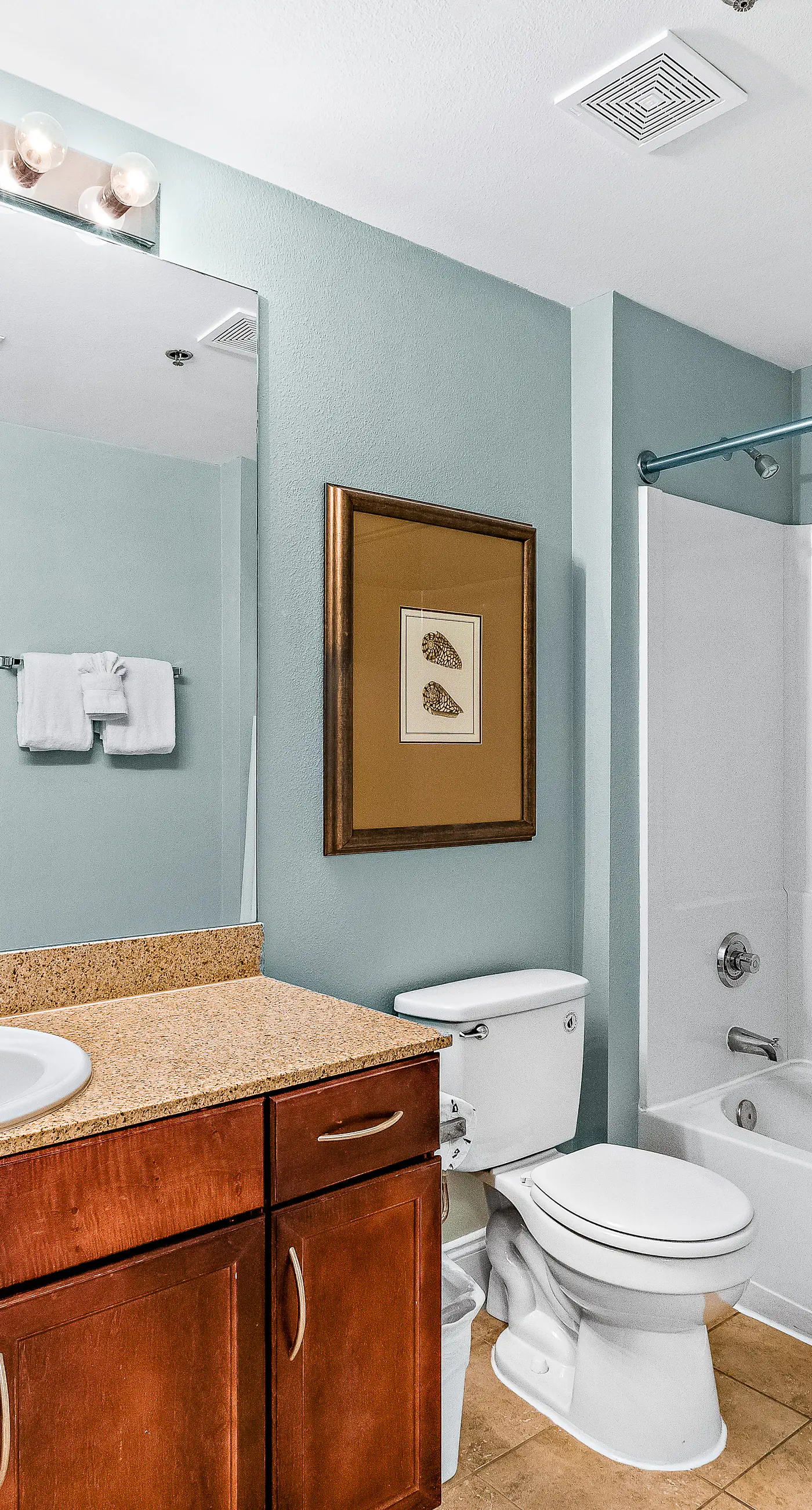 Beachfront condo with access to 5 pools, hot tub, fast WiFi, patio, washer/dryer