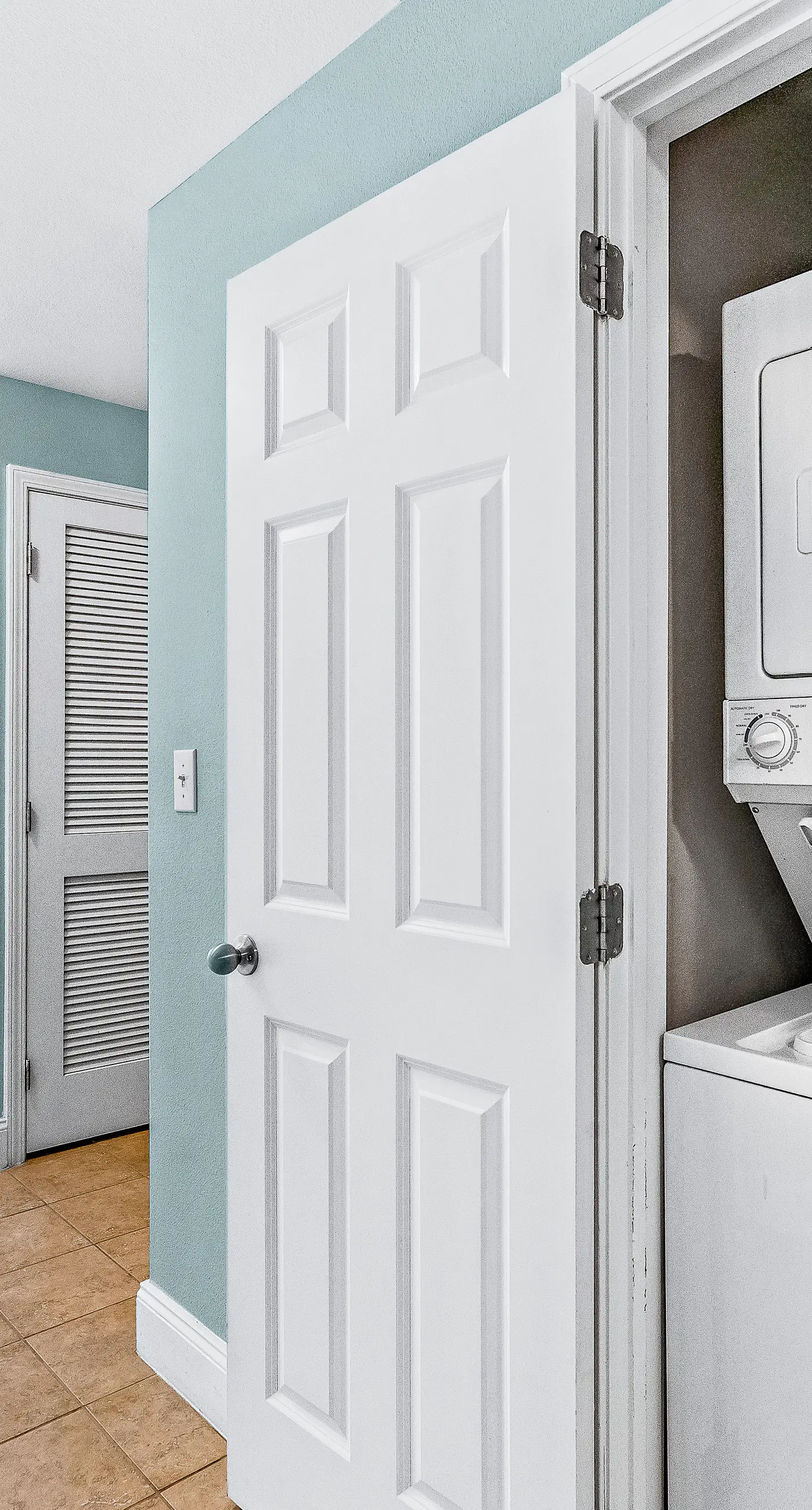 Beachfront condo with access to 5 pools, hot tub, fast WiFi, patio, washer/dryer