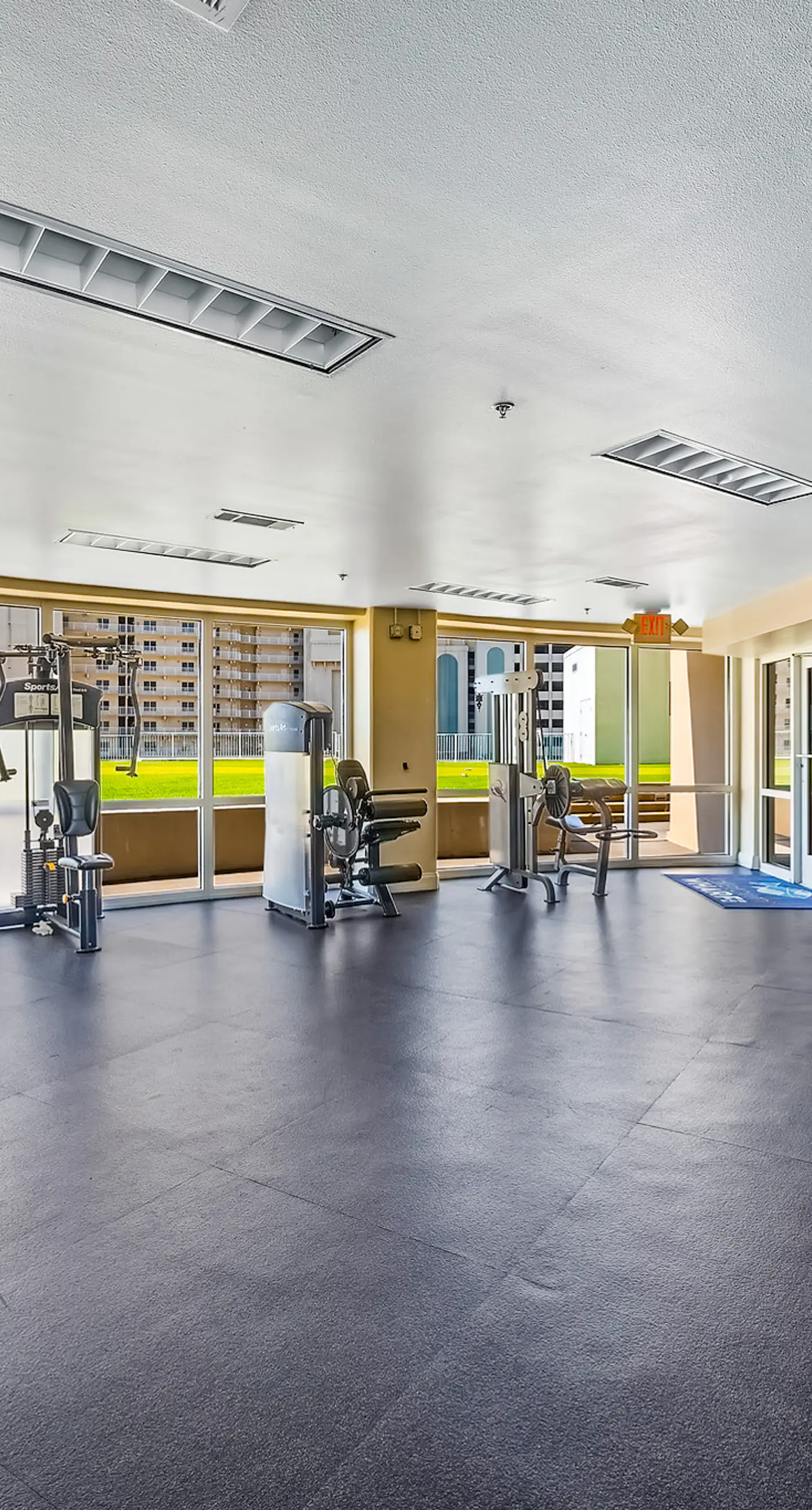 Beachfront condo with access to 5 pools, hot tub, fast WiFi, patio, washer/dryer