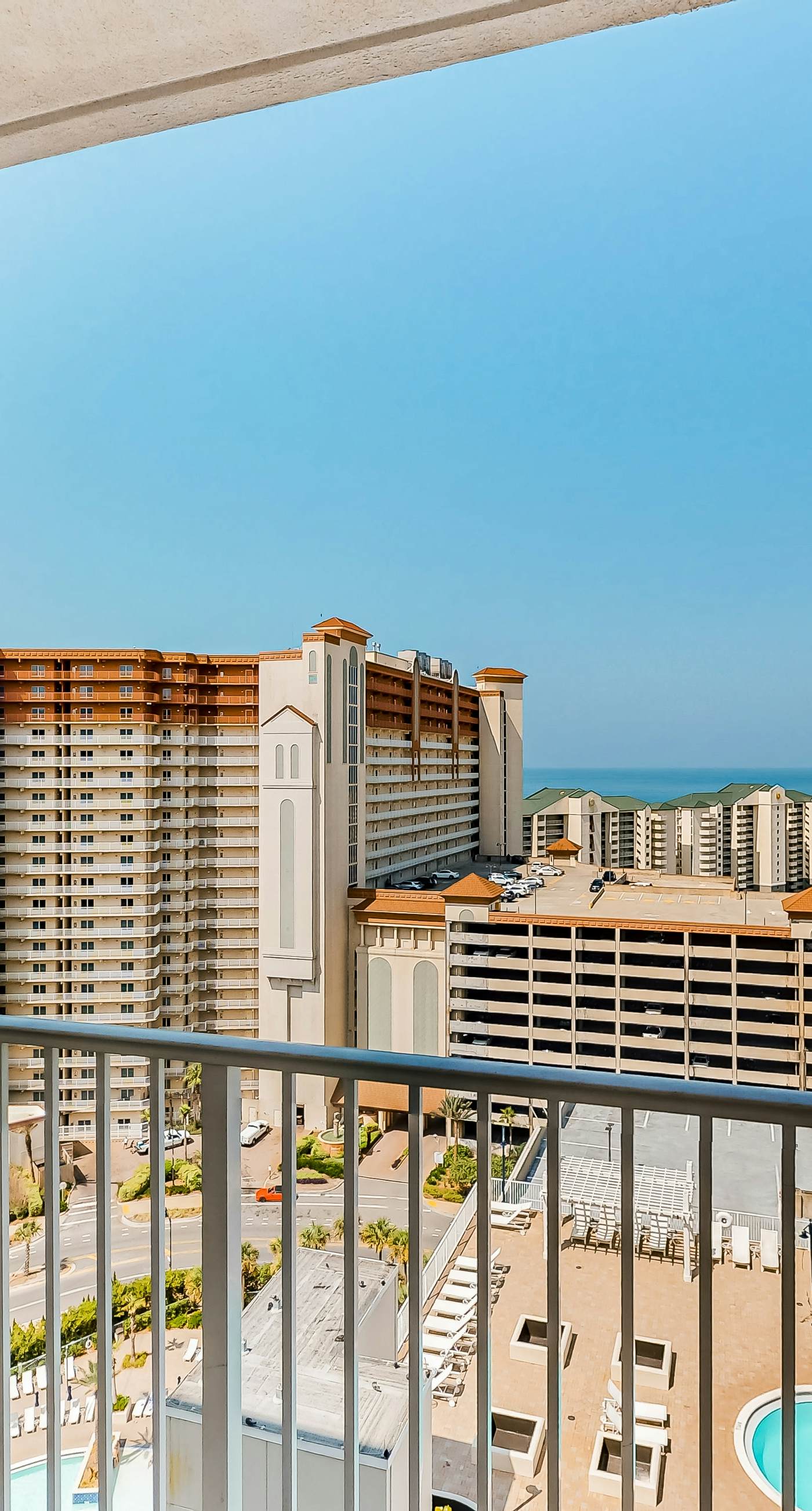Beautiful 2 BD Condo with city and ocean views, Pools & Hot tubs