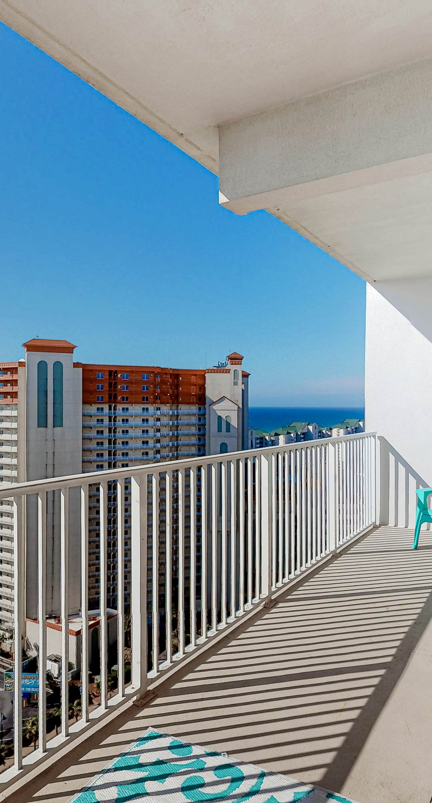 Snowbird-friendly beach condo with pools, putting green, shopping, & dining