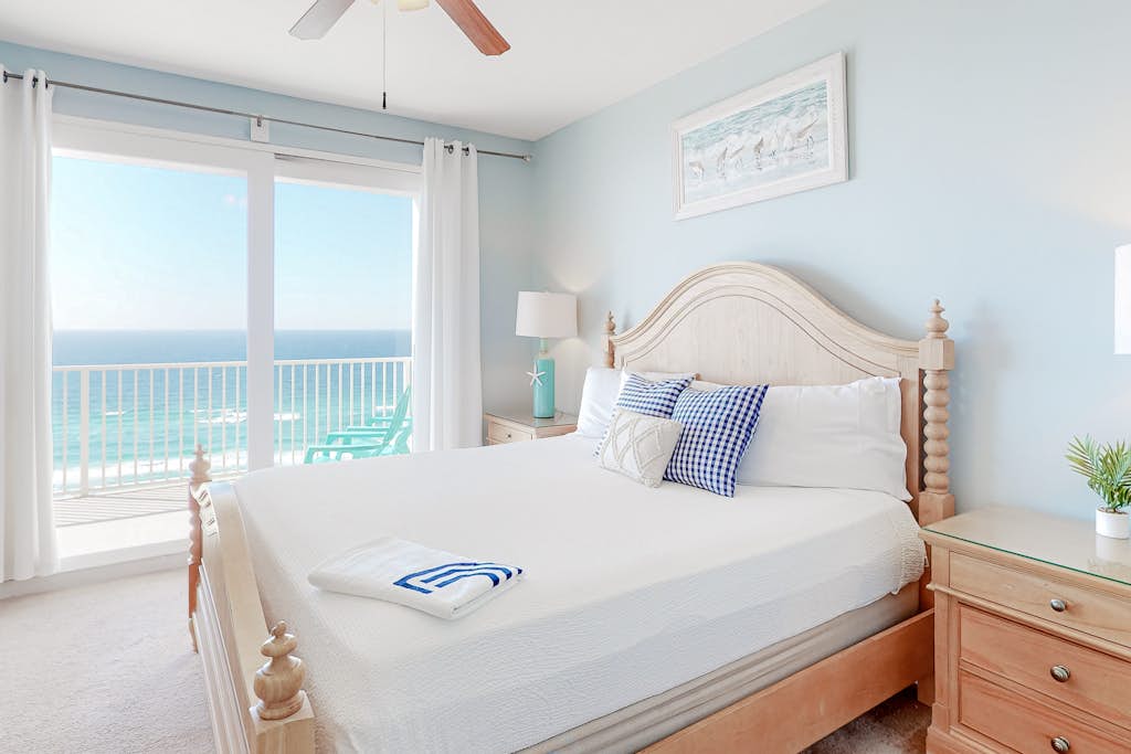 Snowbird-friendly beach condo with pools, putting green, shopping, & dining
