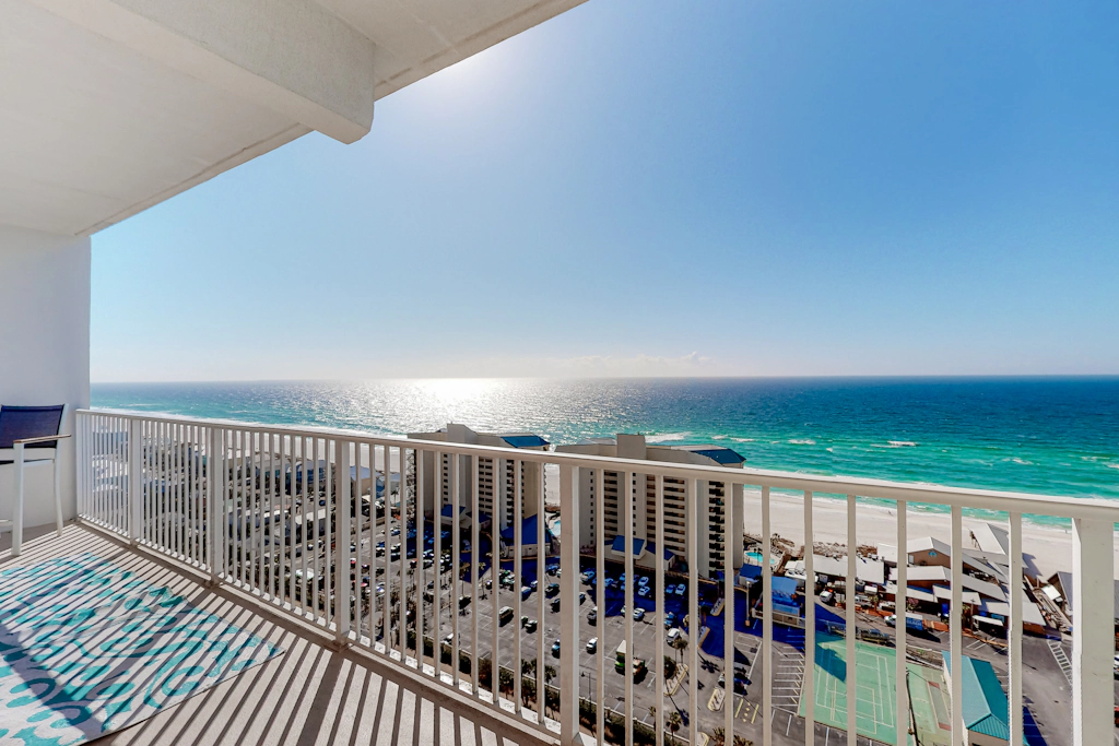 Snowbird-friendly beach condo with pools, putting green, shopping, & dining