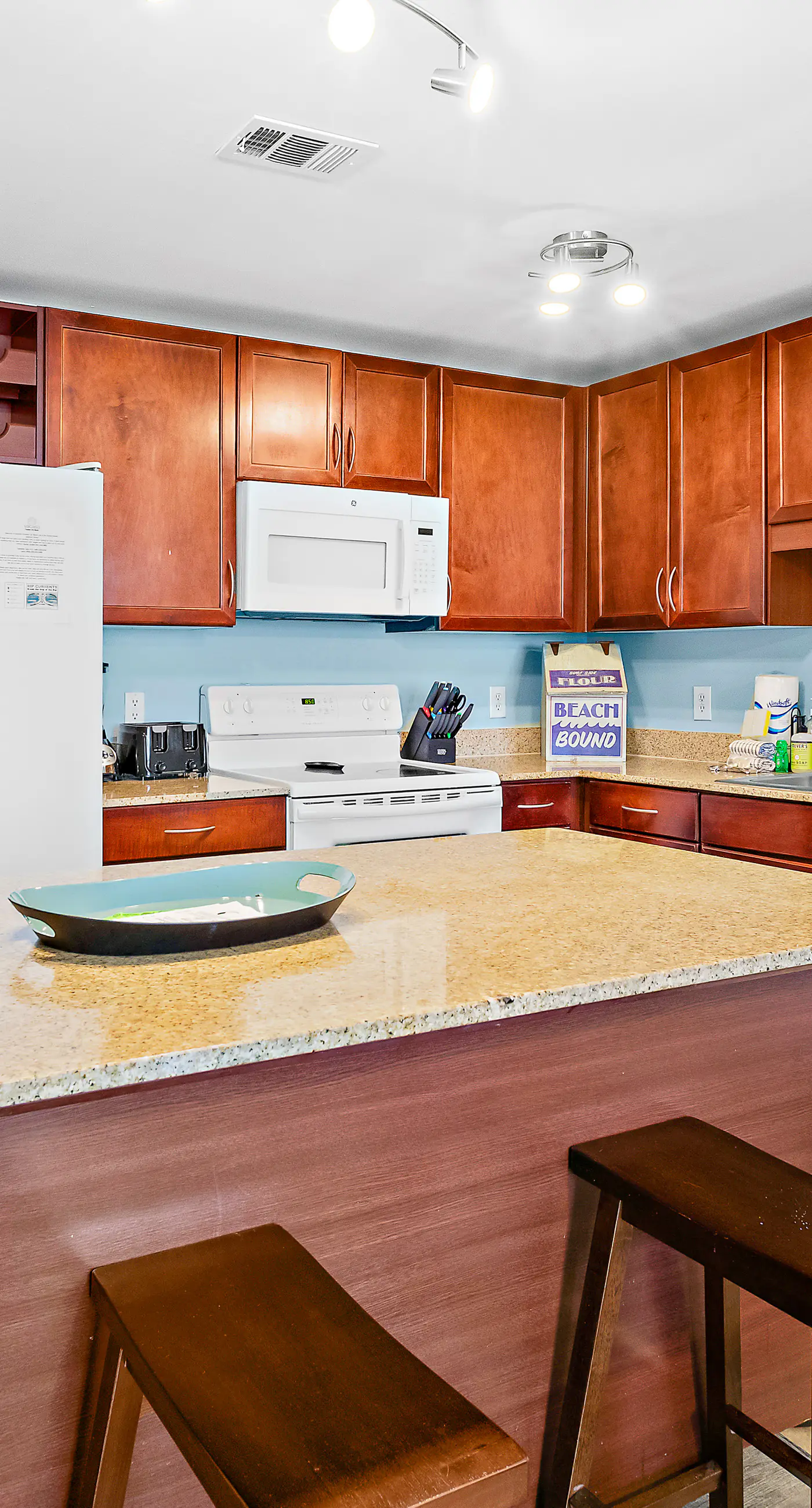 Fantastic beach and lake view condo with shared pools and hot tub