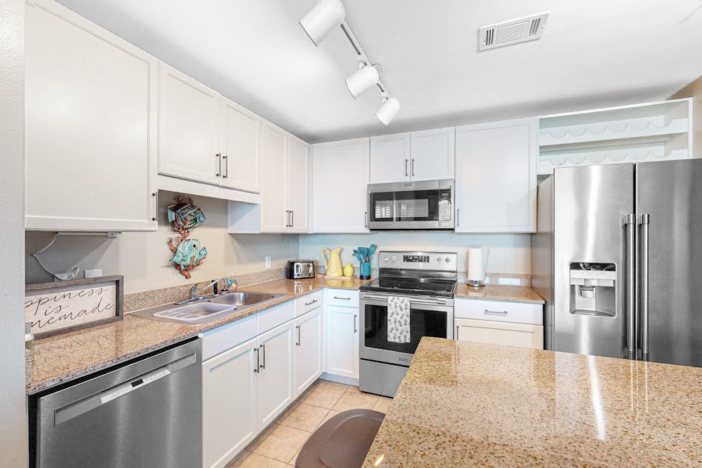 Fantastic ocean-view condo with hot tub, balcony, heated pool