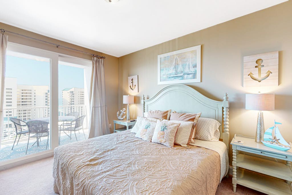 Fantastic ocean-view condo with hot tub, balcony, heated pool