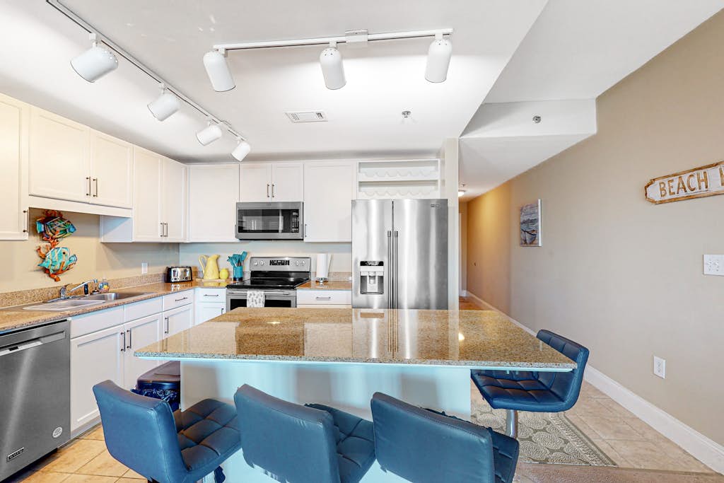 Fantastic ocean-view condo with hot tub, balcony, heated pool