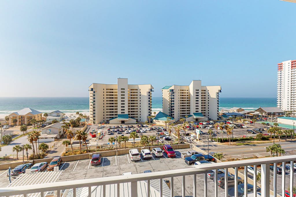 saan♡ Fantastic ocean-view condo with hot tub, balcony, heated pool