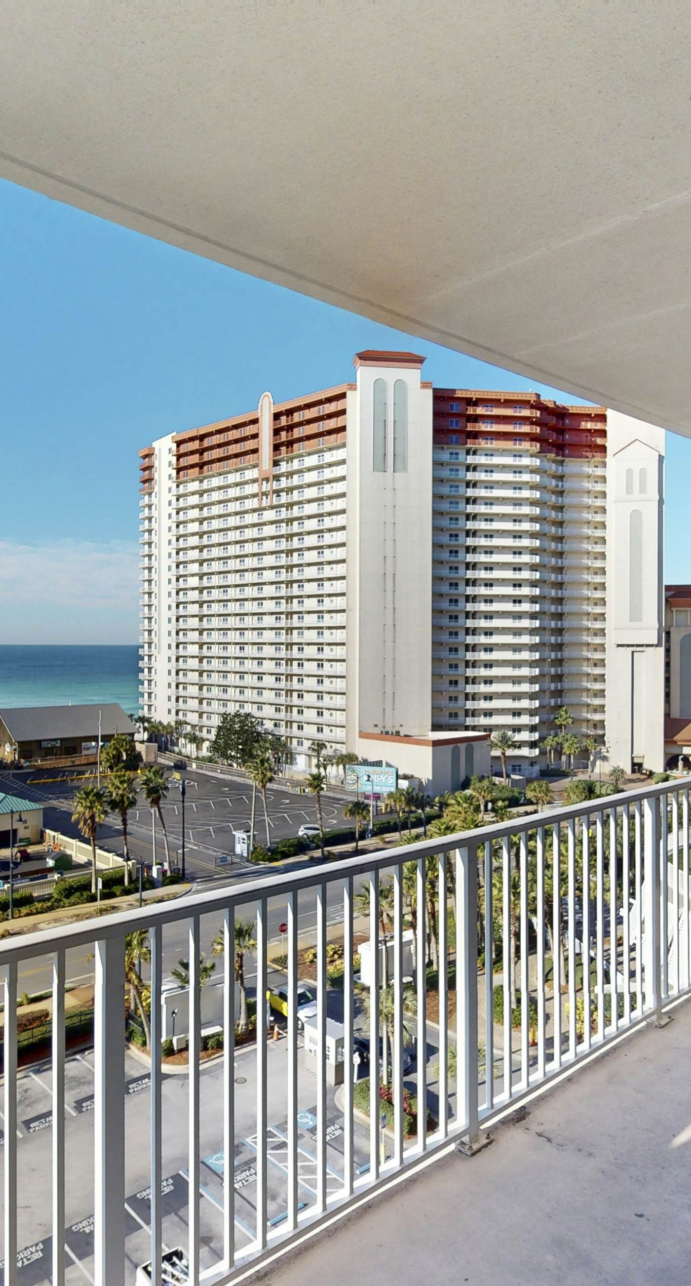 Beachfront Condo, gorgeous views, shared pool and beach access