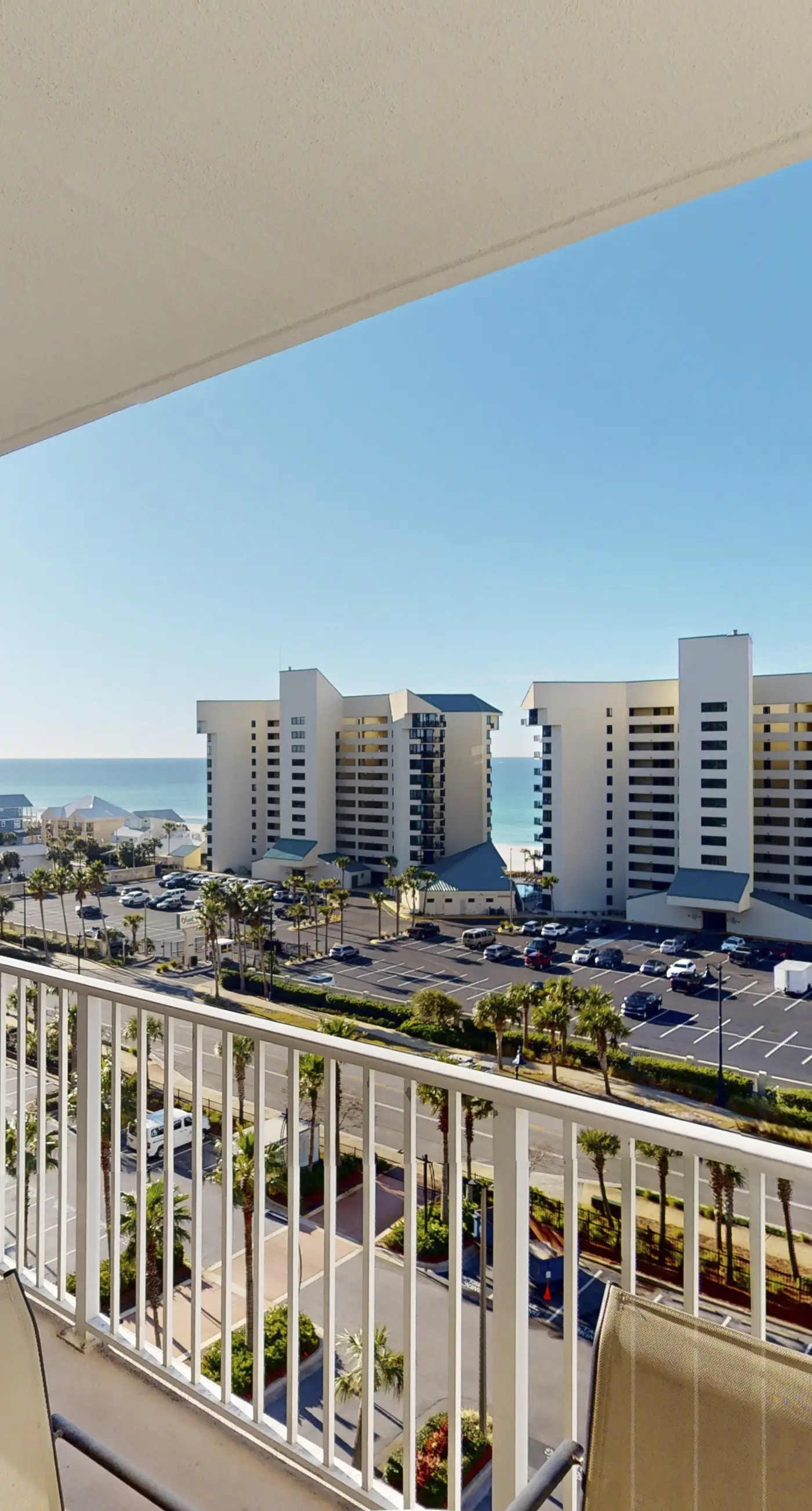 Beachfront Condo, gorgeous views, shared pool and beach access