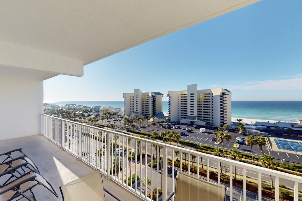 Beachfront Condo, gorgeous views, shared pool and beach access