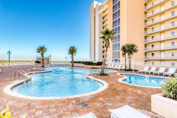 Beachfront Condo, gorgeous views, shared pool and beach access
