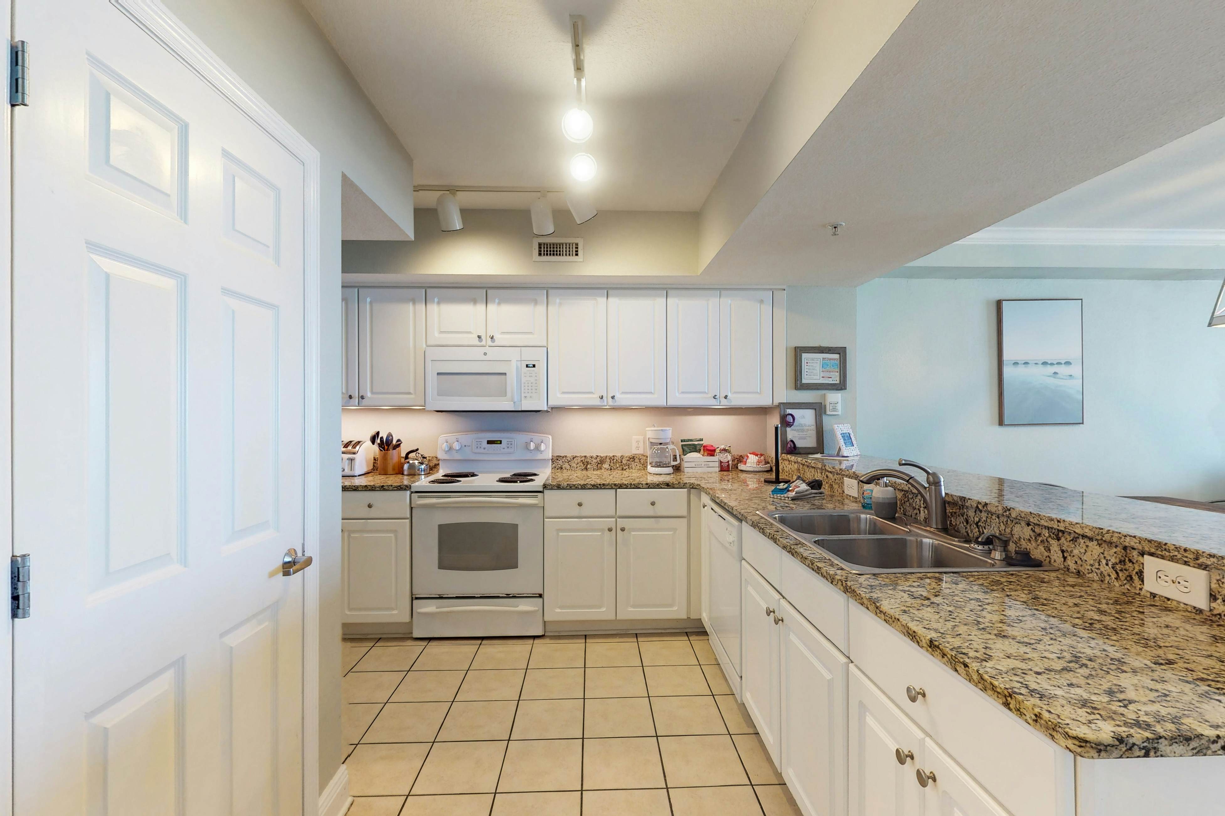 Beachfront Condo with gorgeous views, shared pool & beach access