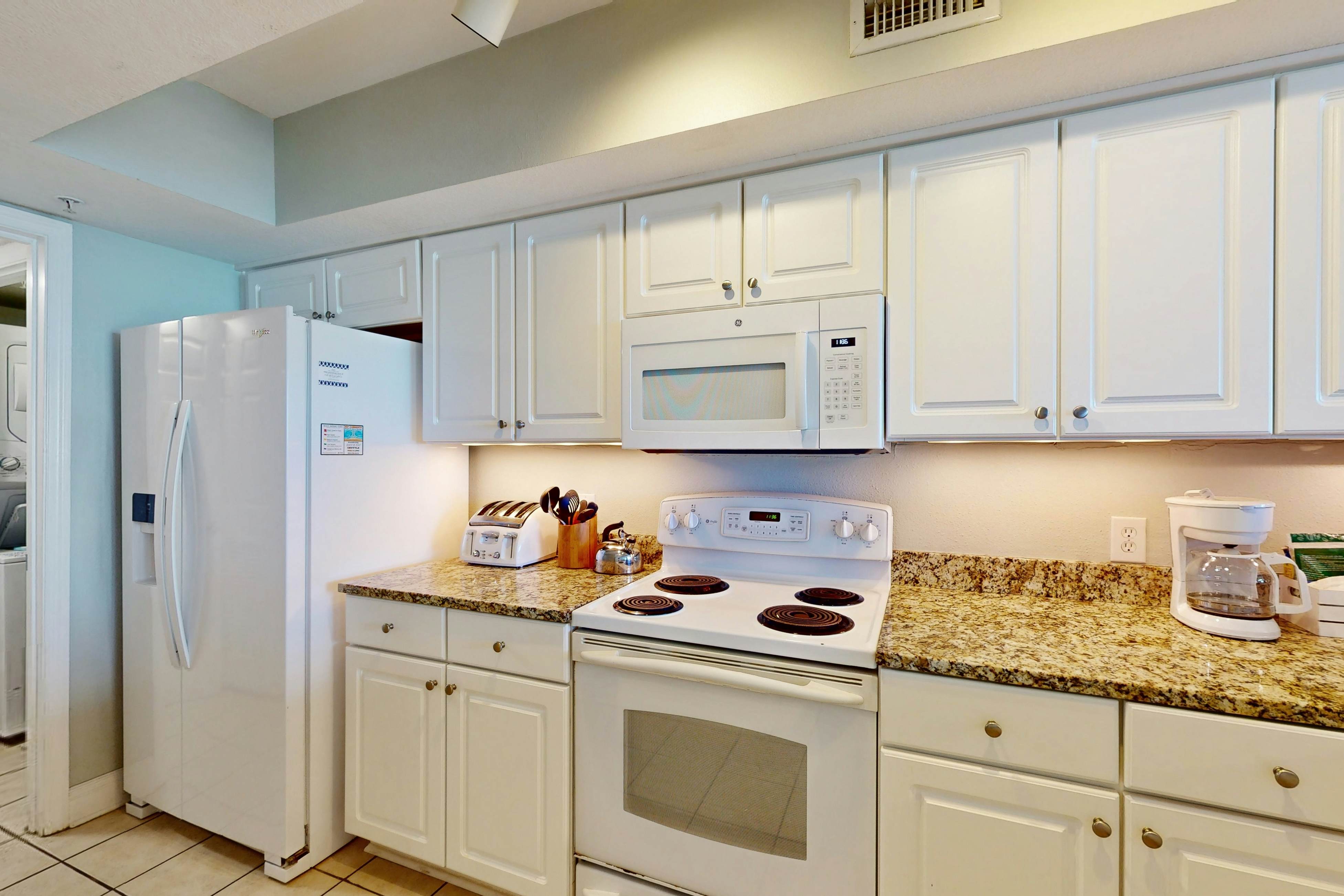 Beachfront Condo with gorgeous views, shared pool & beach access