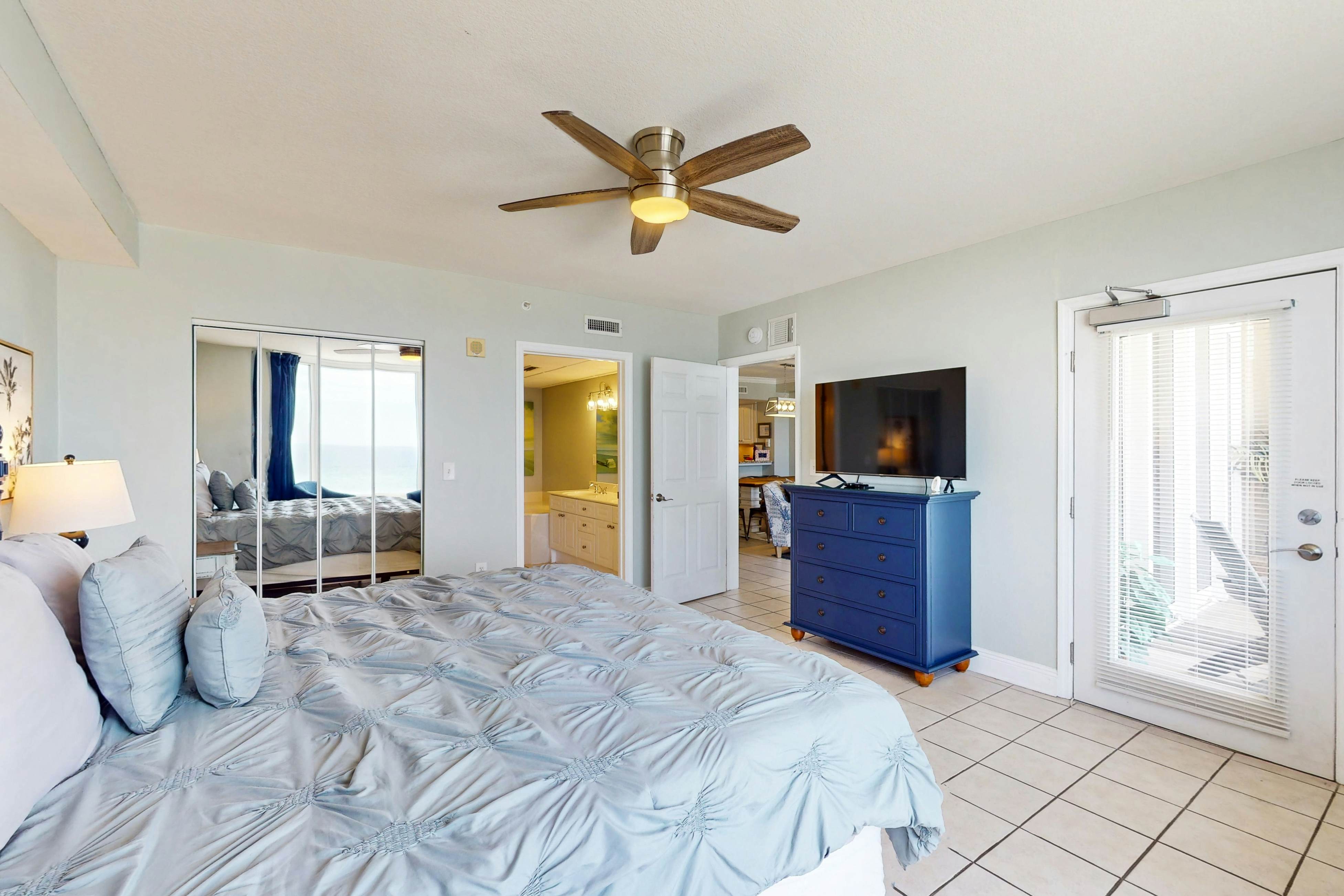 Beachfront Condo with gorgeous views, shared pool & beach access