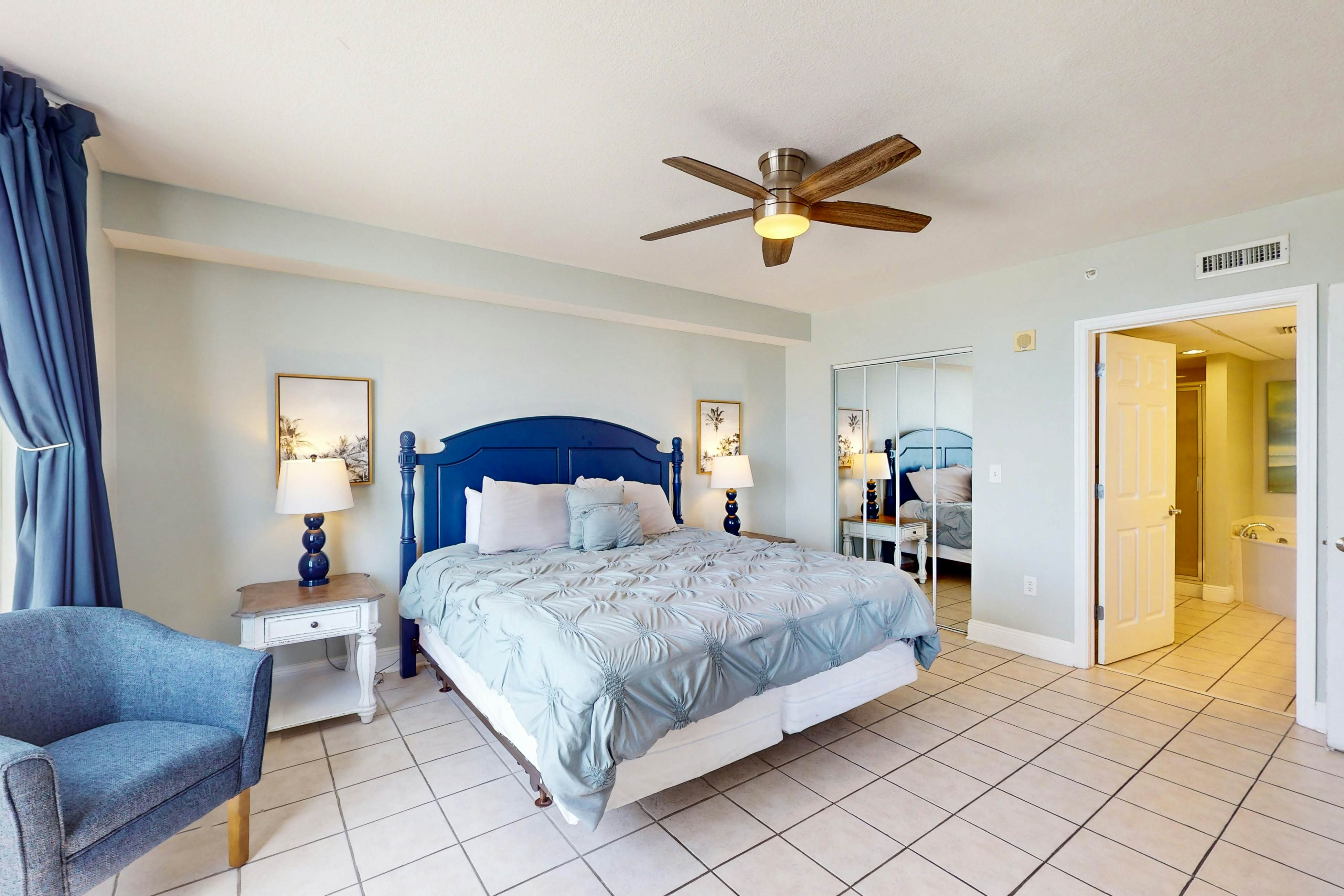 Beachfront Condo with gorgeous views, shared pool & beach access