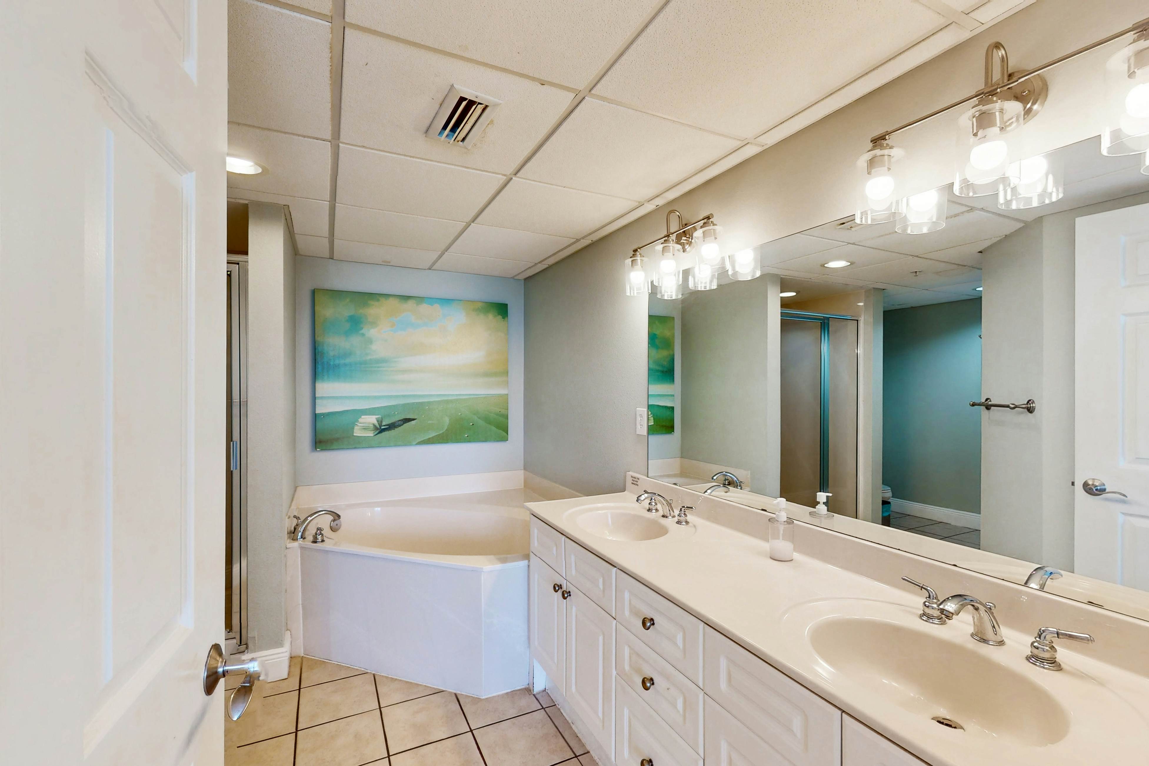 Beachfront Condo with gorgeous views, shared pool & beach access