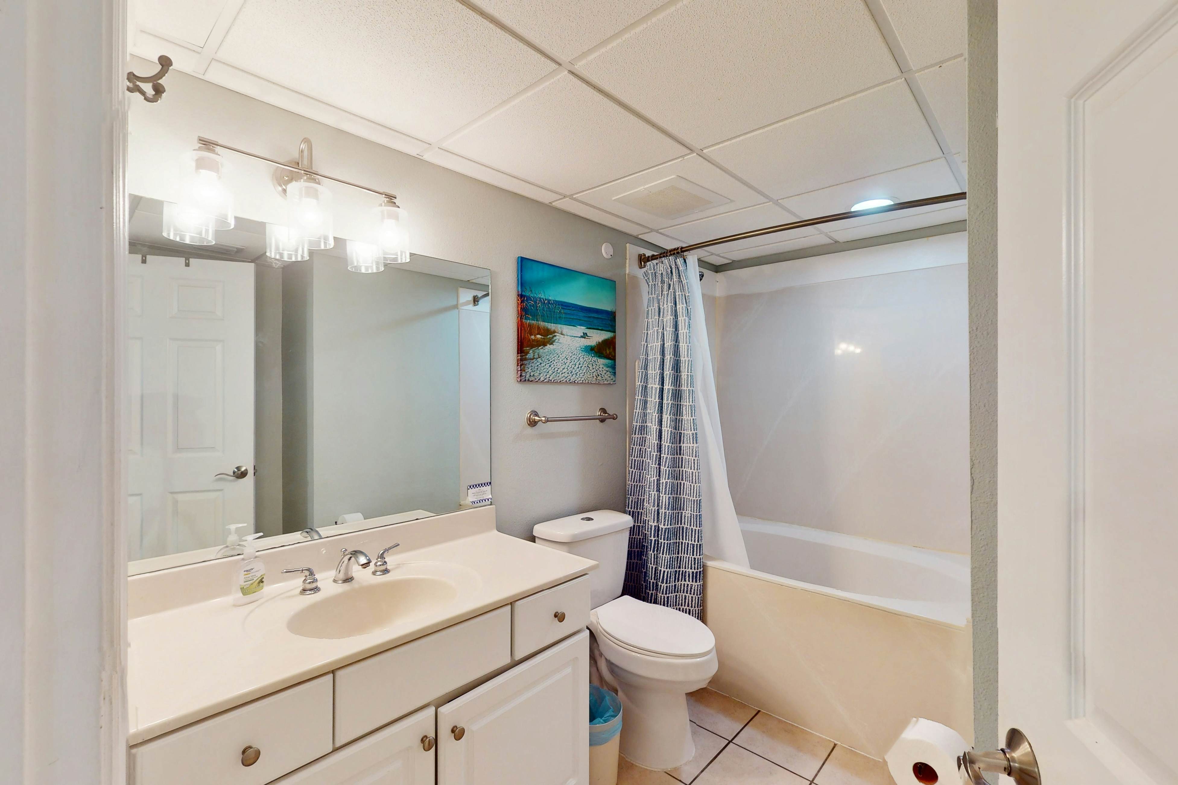 Beachfront Condo with gorgeous views, shared pool & beach access