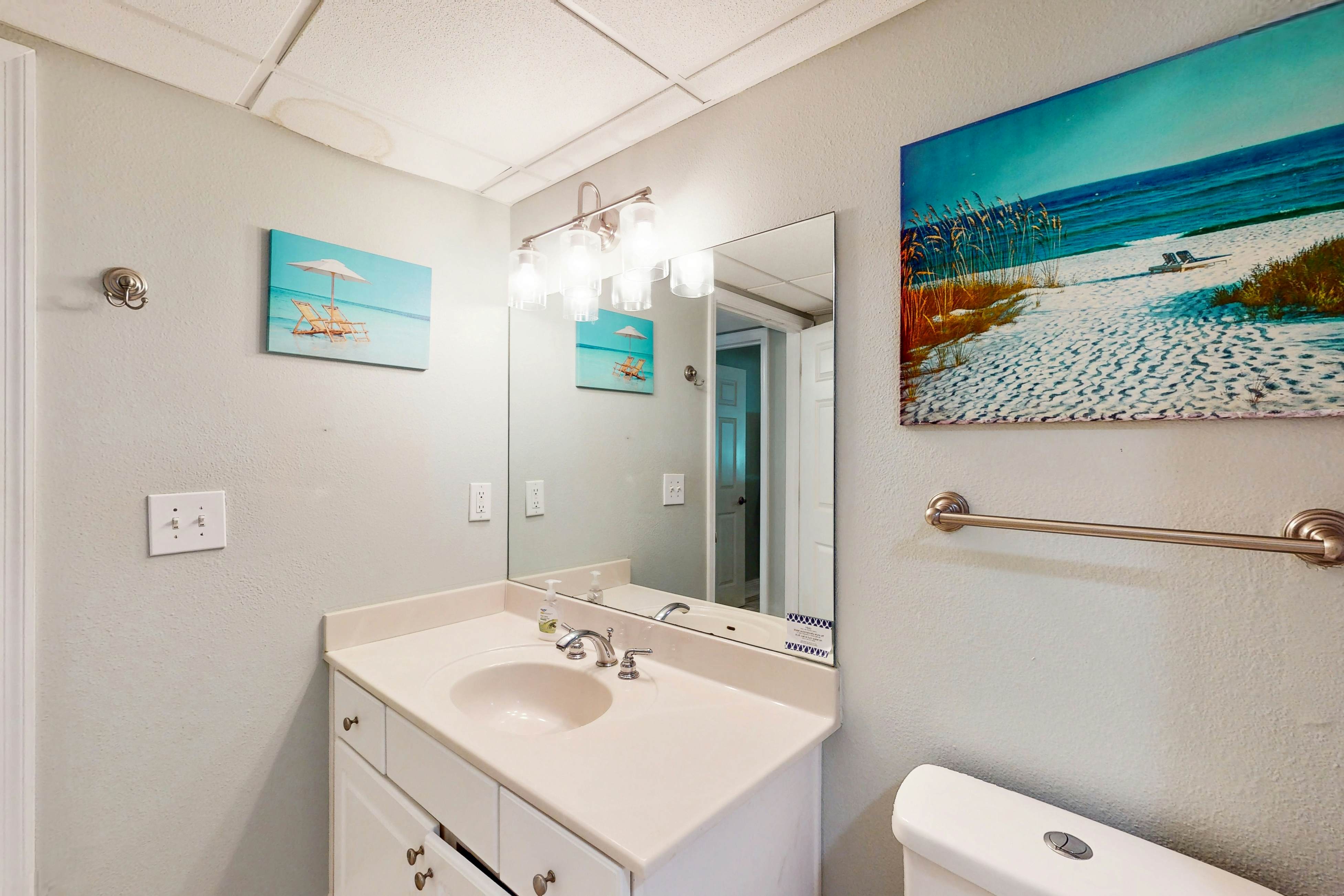 Beachfront Condo with gorgeous views, shared pool & beach access