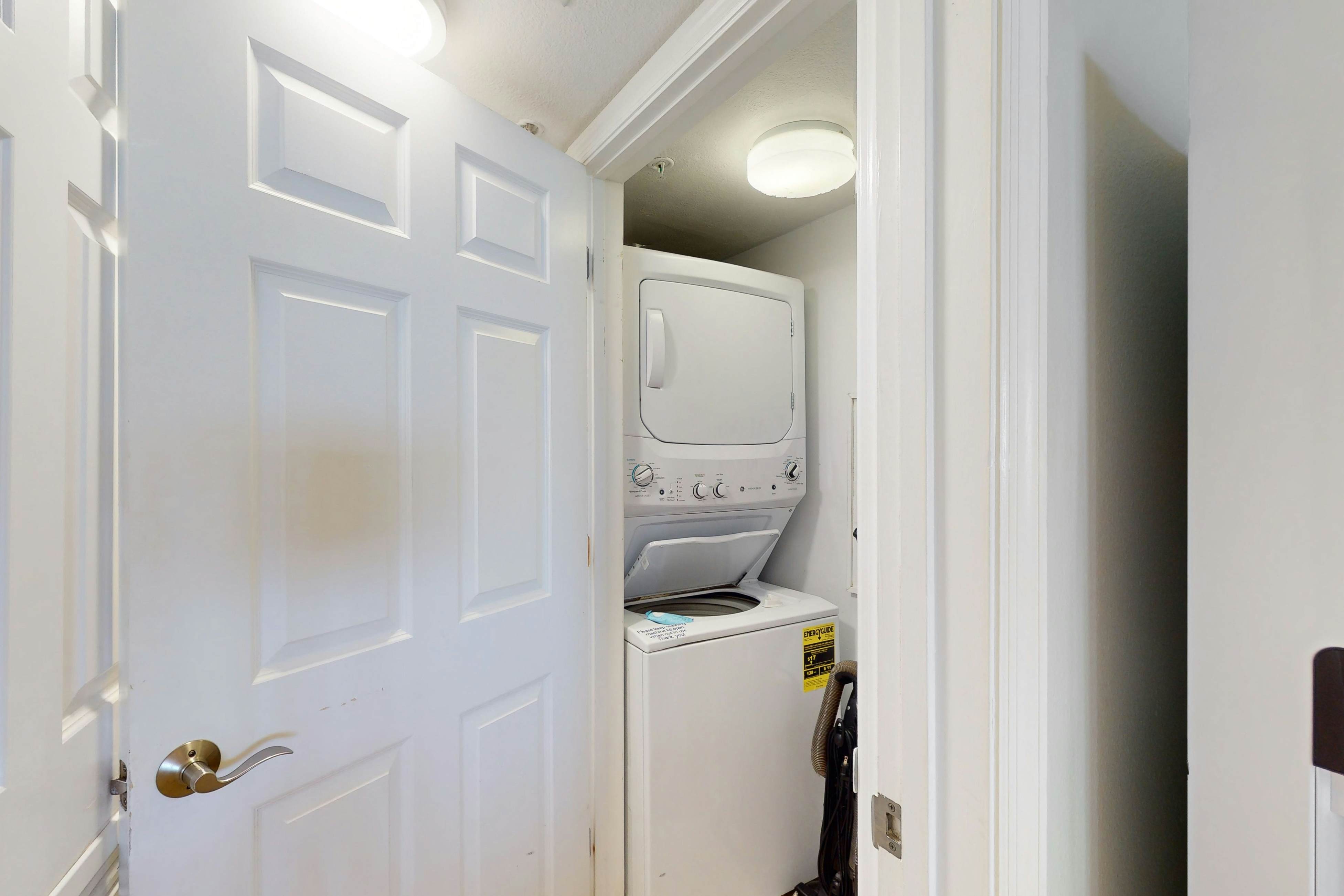 Beachfront Condo with gorgeous views, shared pool & beach access