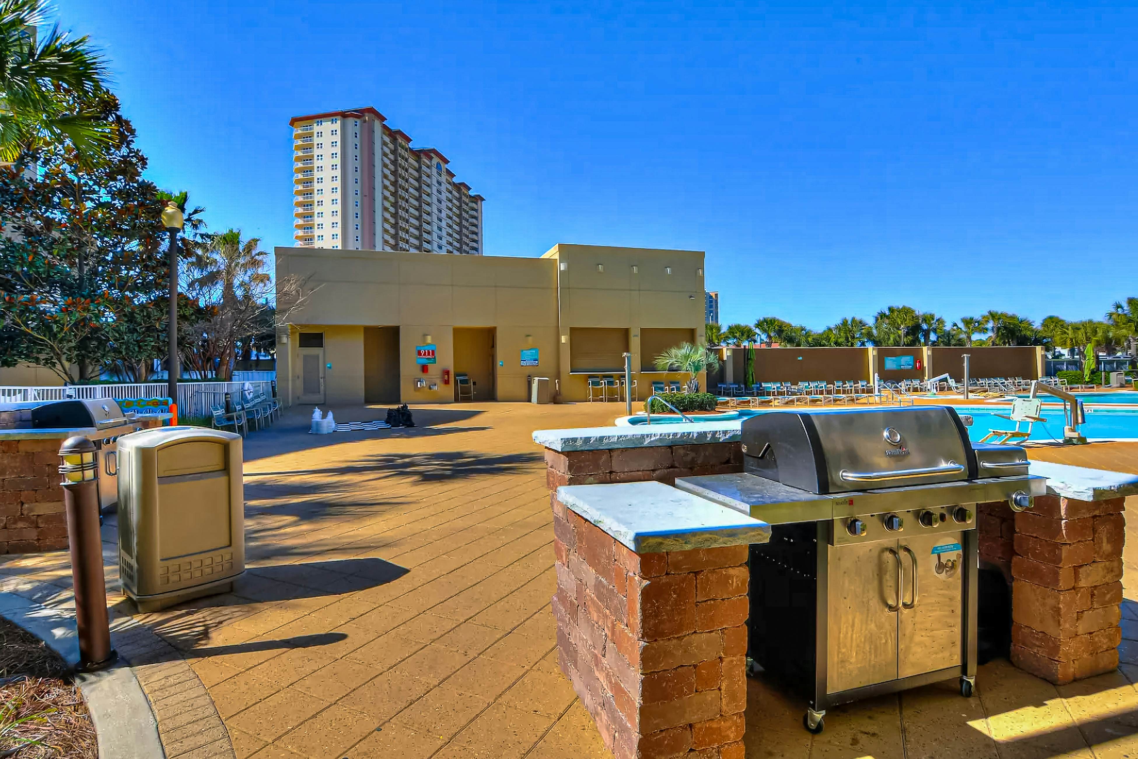 Beachfront Condo with gorgeous views, shared pool & beach access