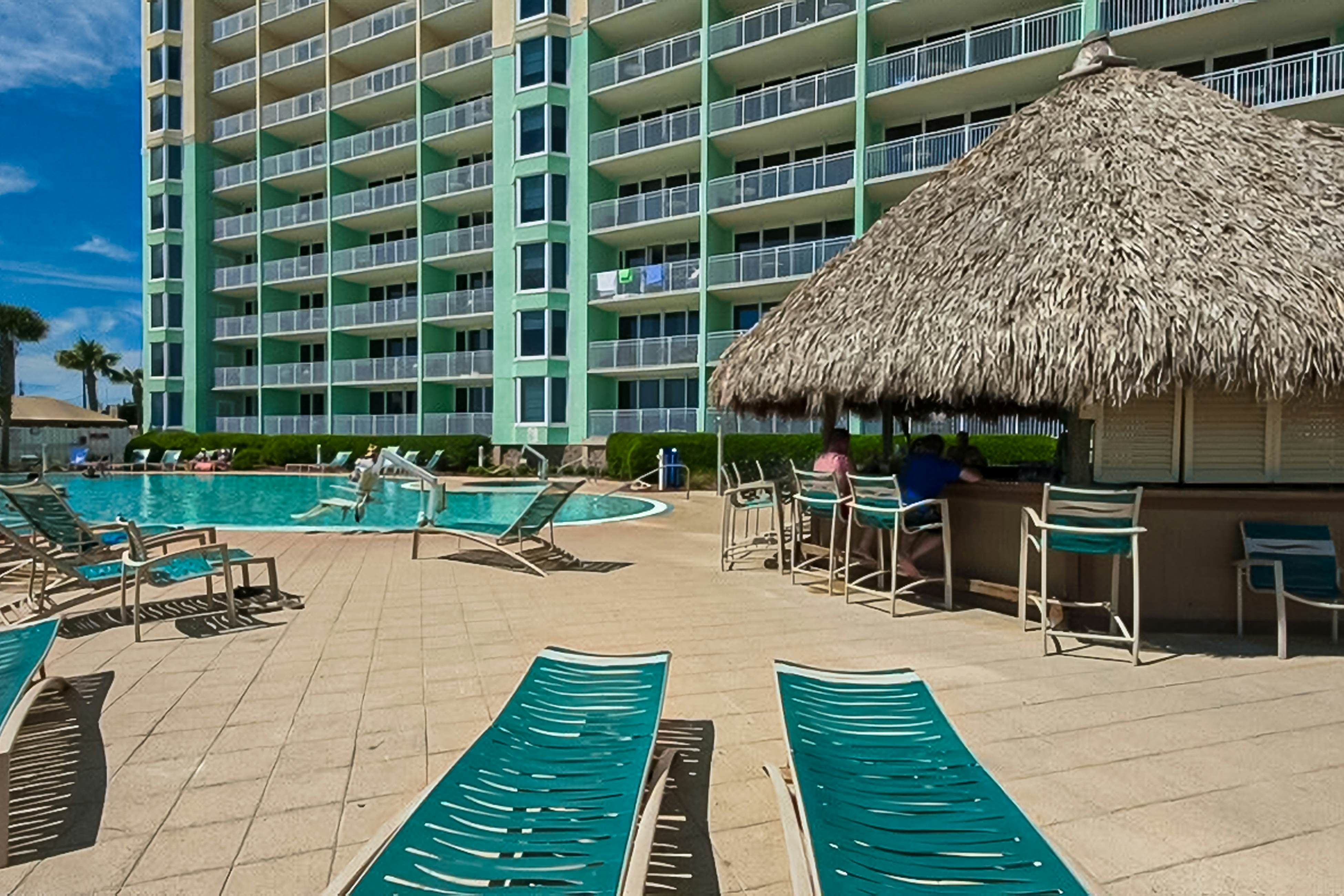 Beachfront Condo with gorgeous views, shared pool & beach access