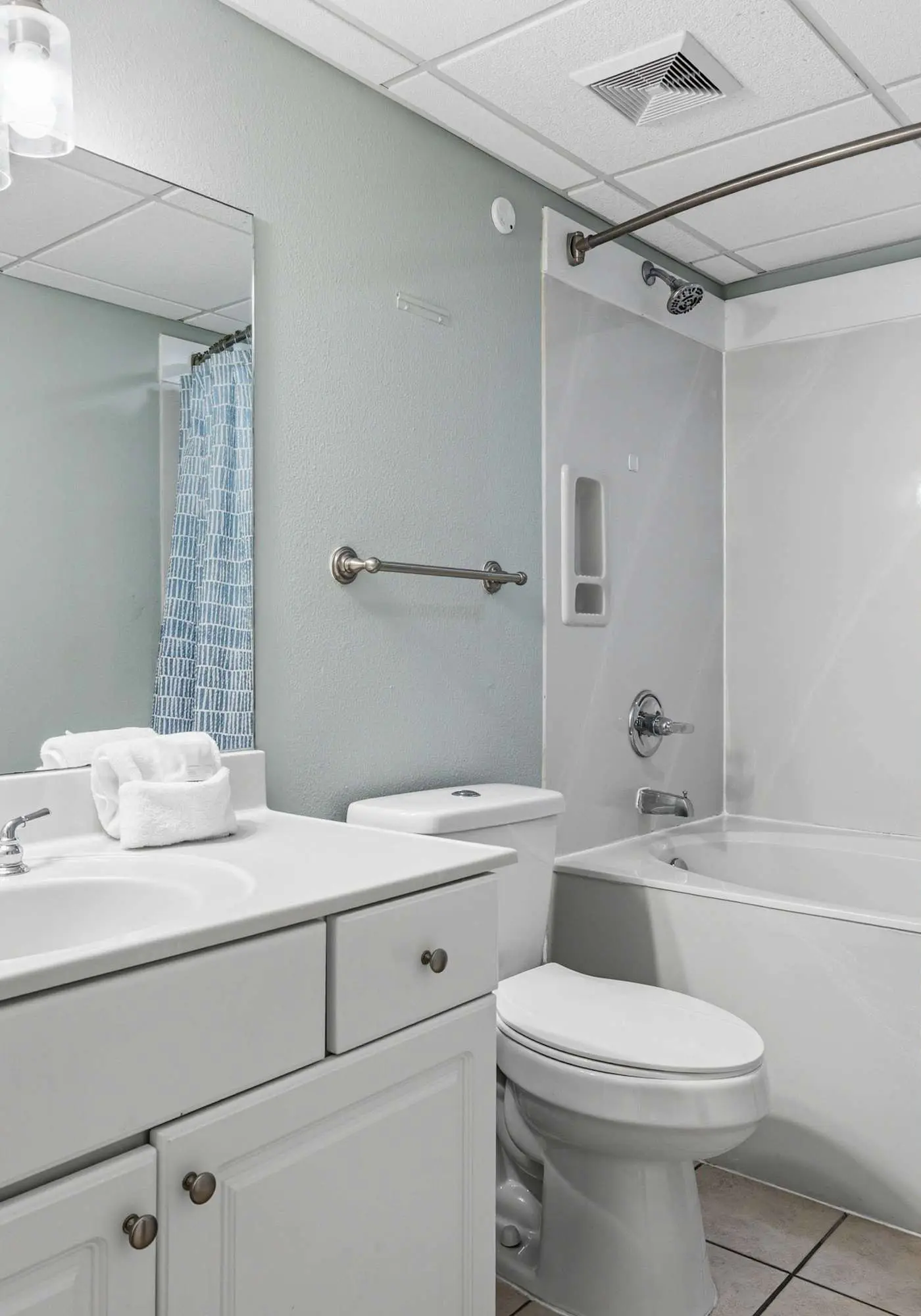 Beachfront Condo with gorgeous views, shared pool & beach access