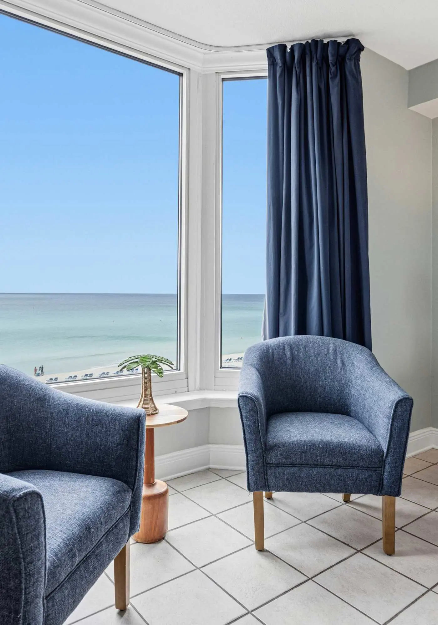Beachfront Condo with gorgeous views, shared pool & beach access