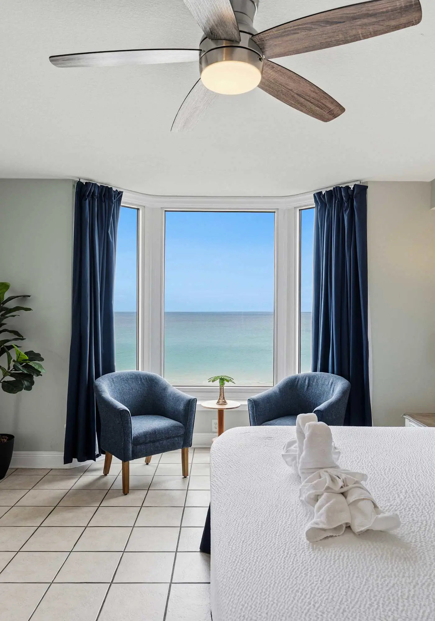 Beachfront Condo with gorgeous views, shared pool & beach access
