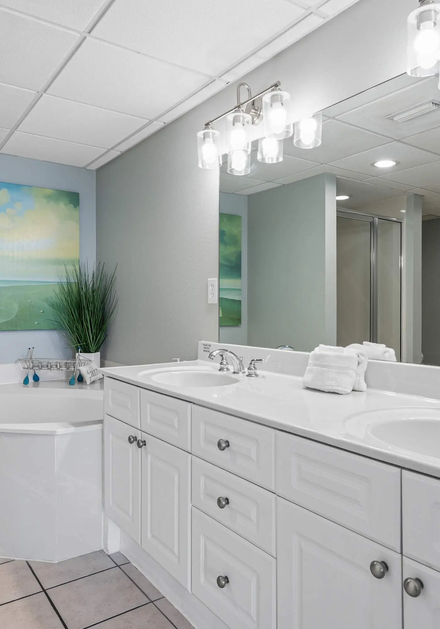 Beachfront Condo with gorgeous views, shared pool & beach access
