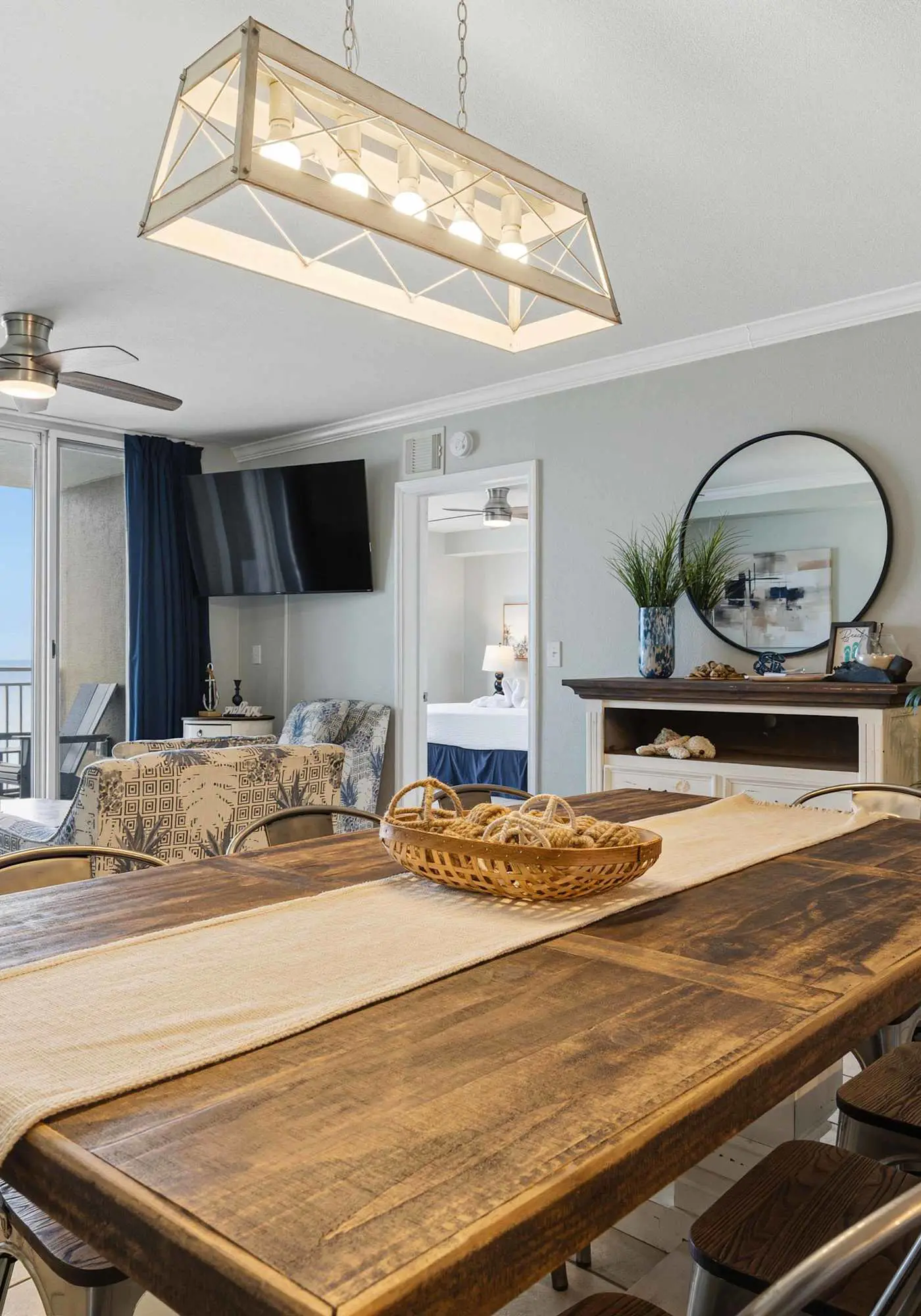 Beachfront Condo with gorgeous views, shared pool & beach access