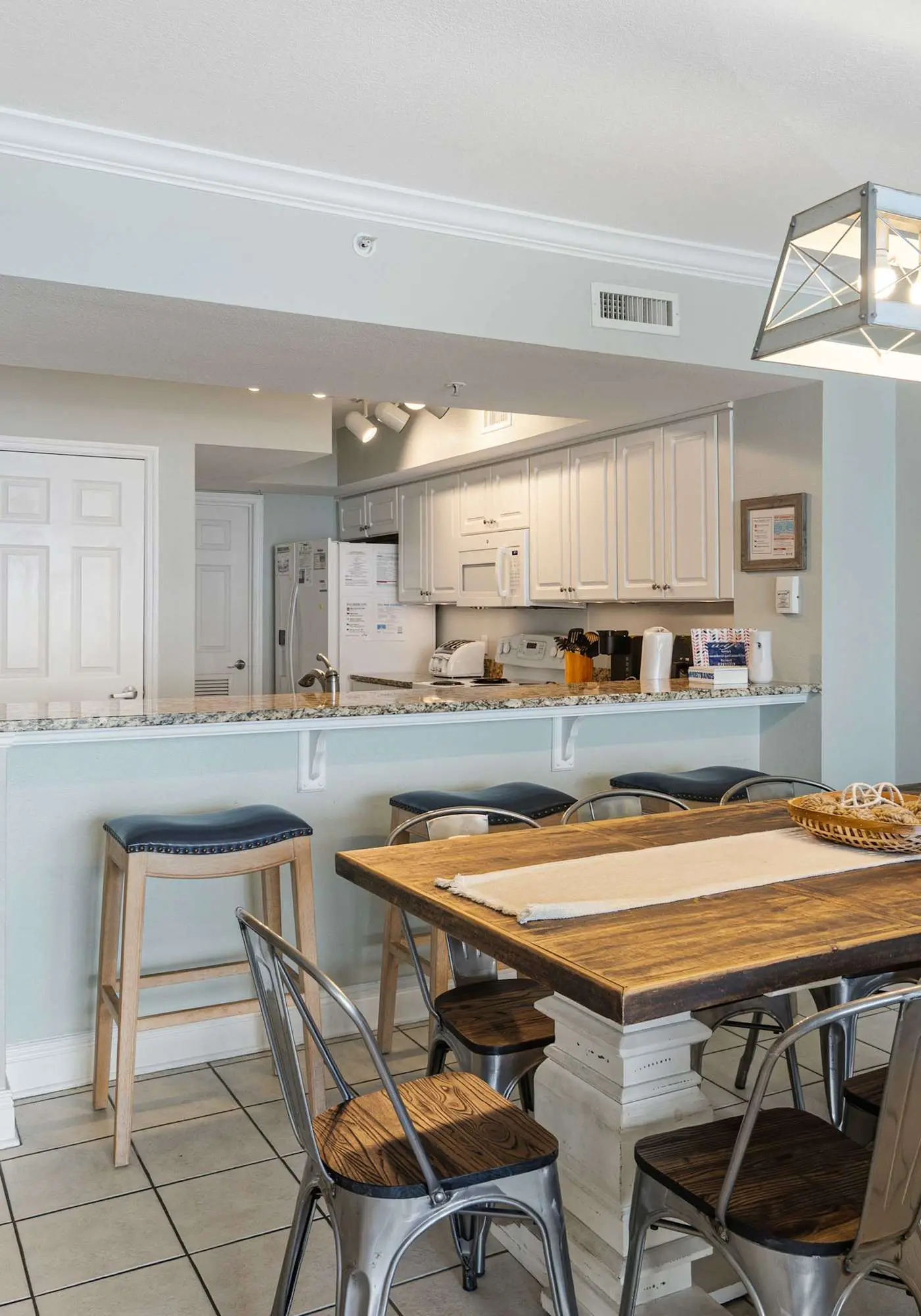 Beachfront Condo with gorgeous views, shared pool & beach access
