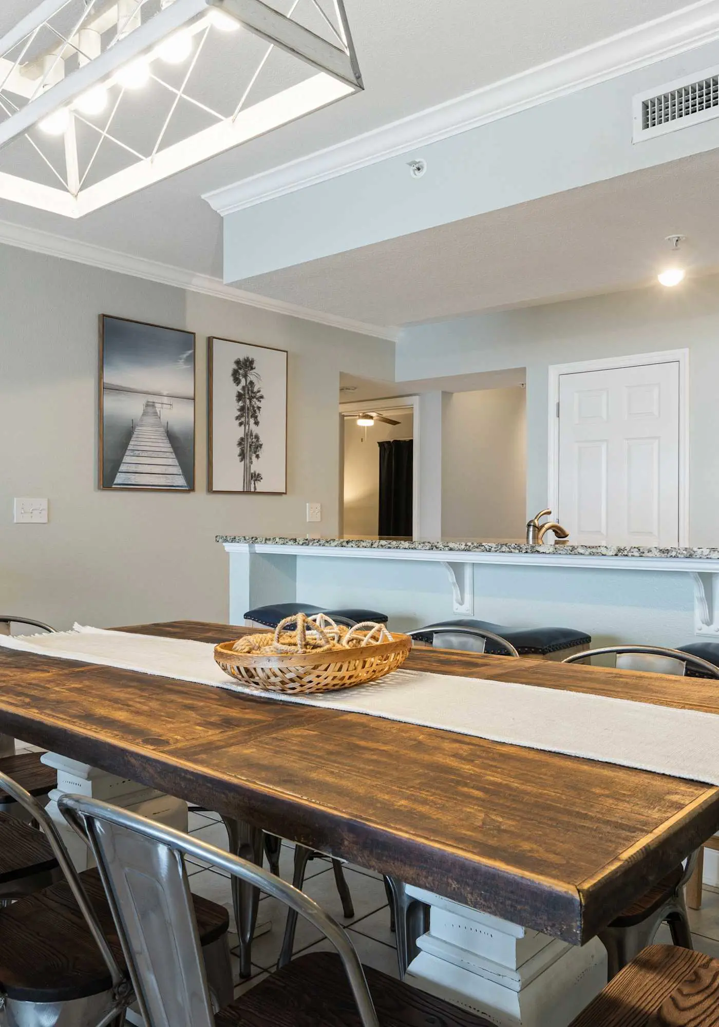 Beachfront Condo with gorgeous views, shared pool & beach access