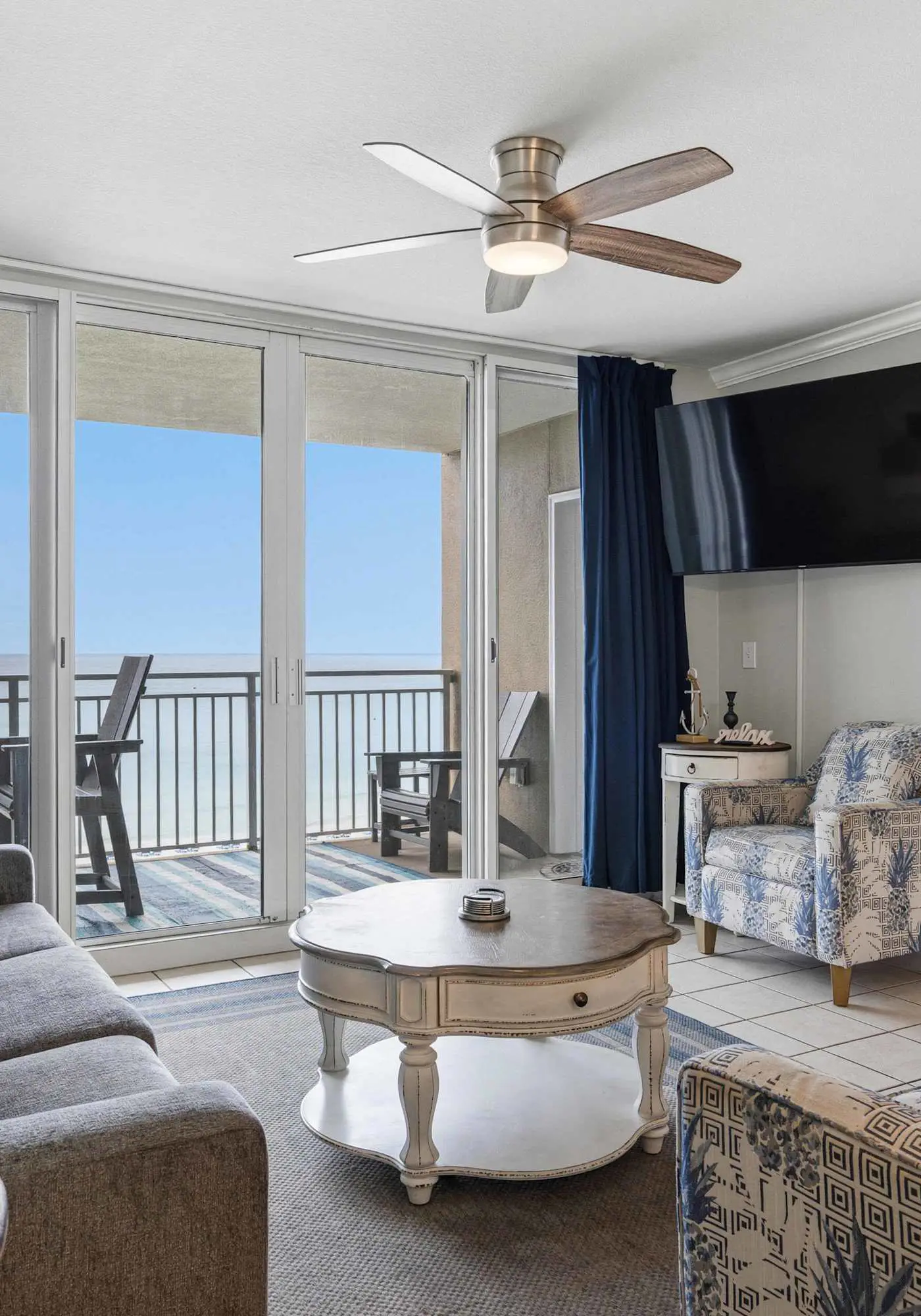 Beachfront Condo with gorgeous views, shared pool & beach access