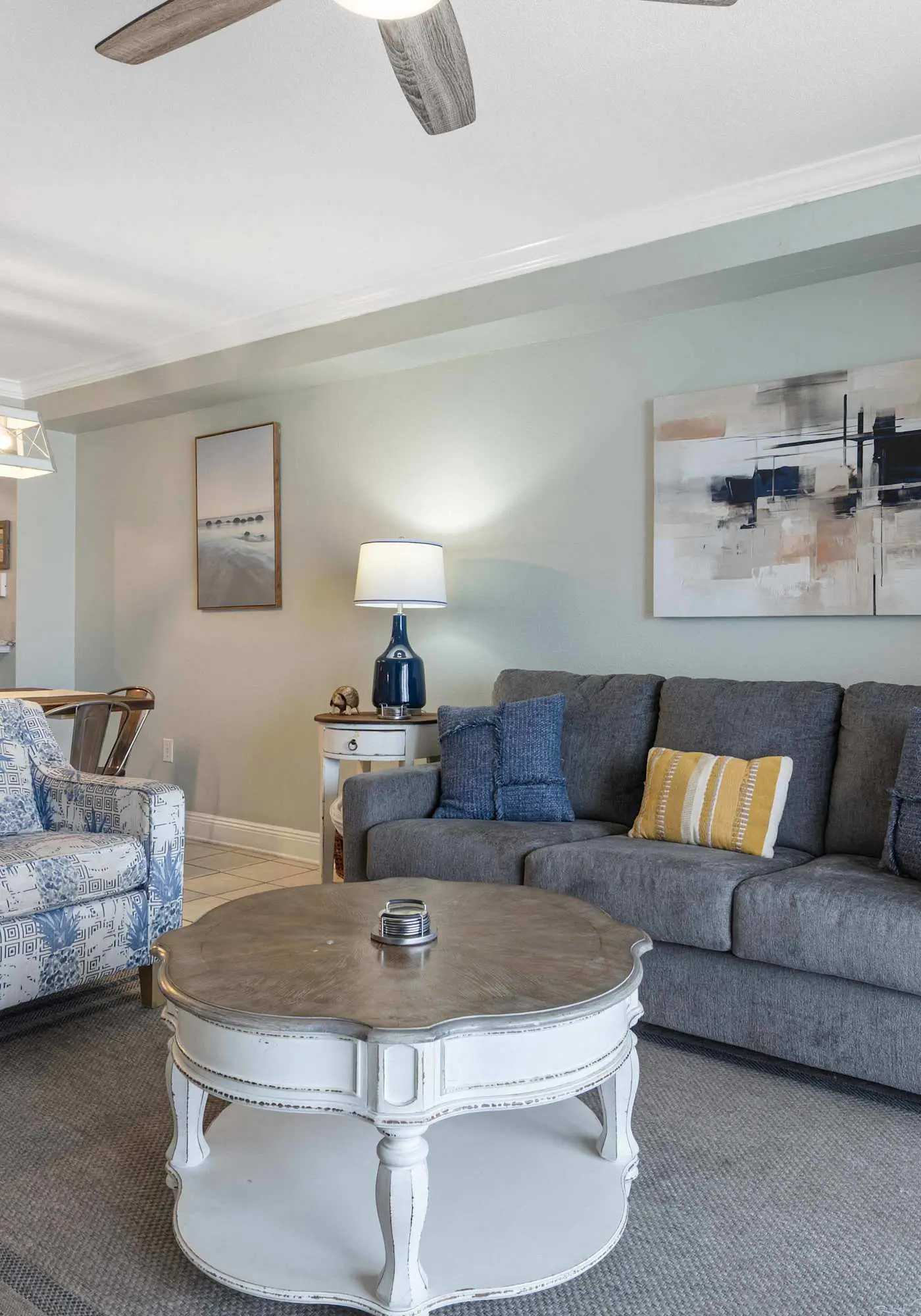Beachfront Condo with gorgeous views, shared pool & beach access