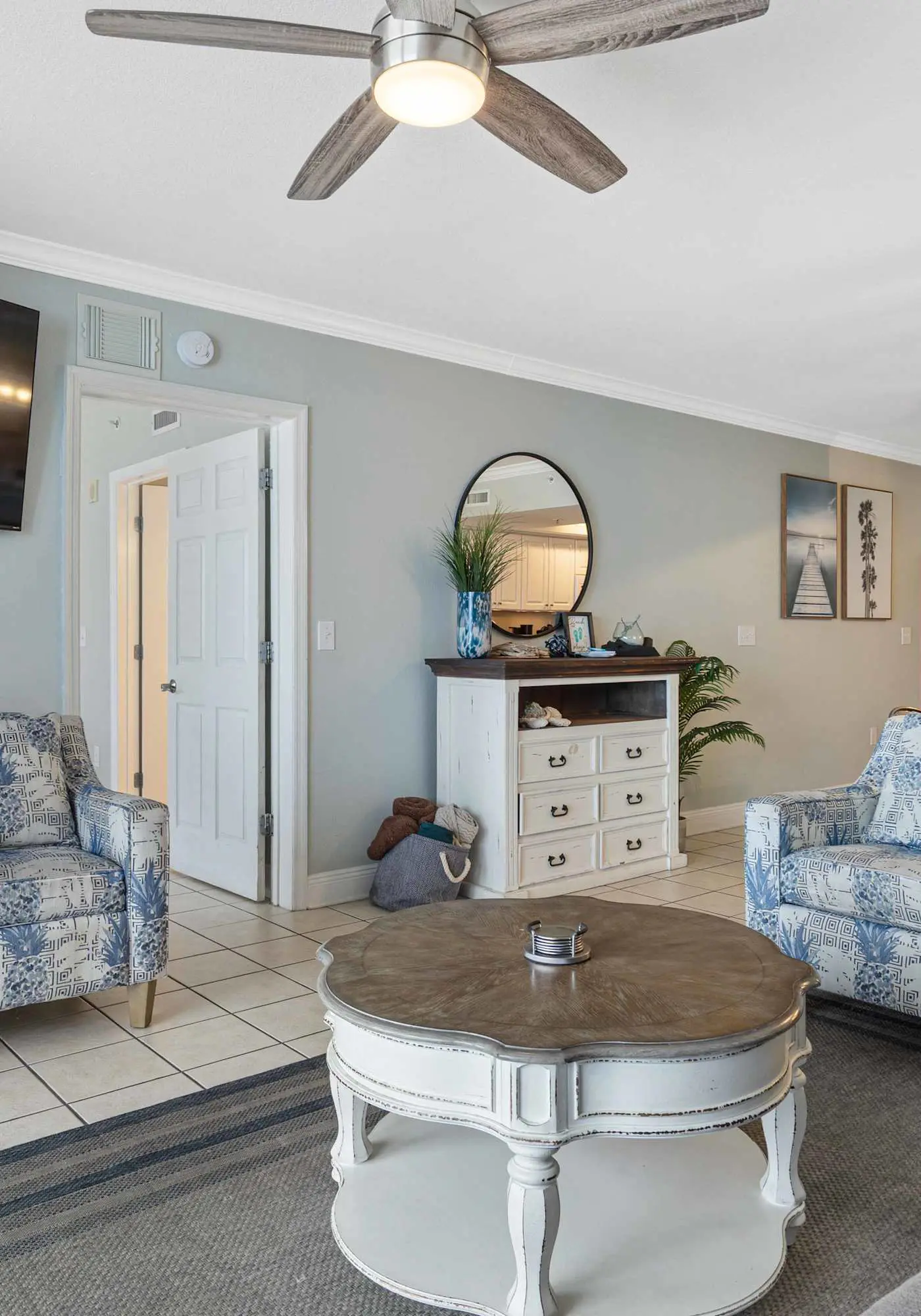 Beachfront Condo with gorgeous views, shared pool & beach access