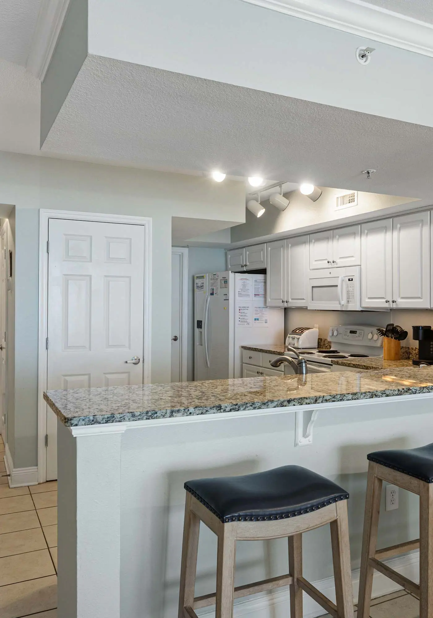 Beachfront Condo with gorgeous views, shared pool & beach access