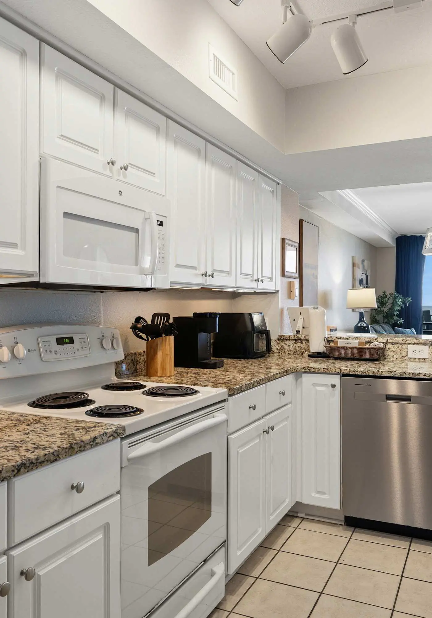 Beachfront Condo with gorgeous views, shared pool & beach access