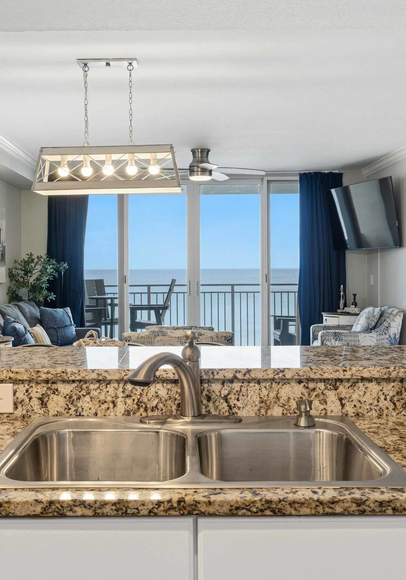 Beachfront Condo with gorgeous views, shared pool & beach access
