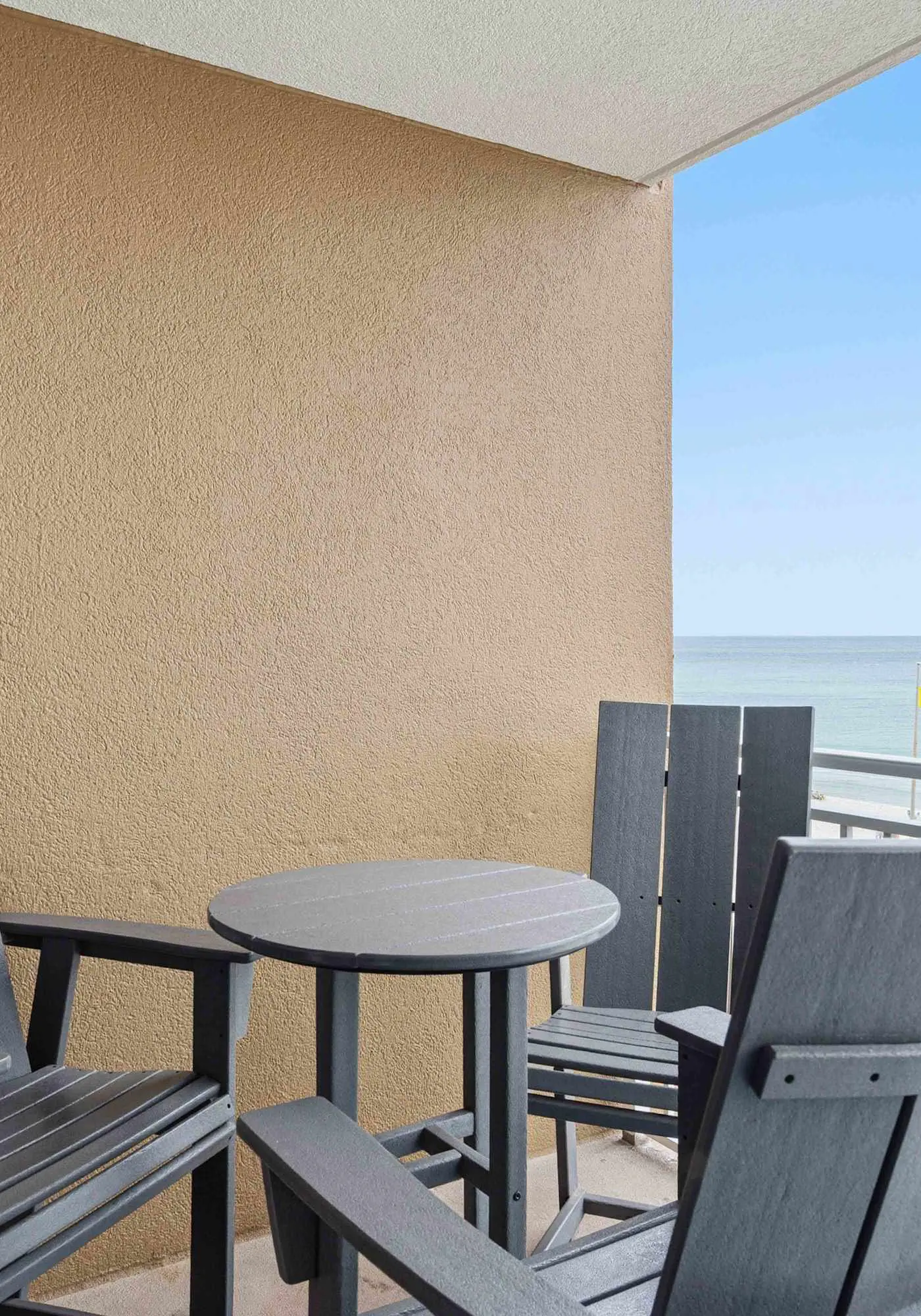 Beachfront Condo with gorgeous views, shared pool & beach access