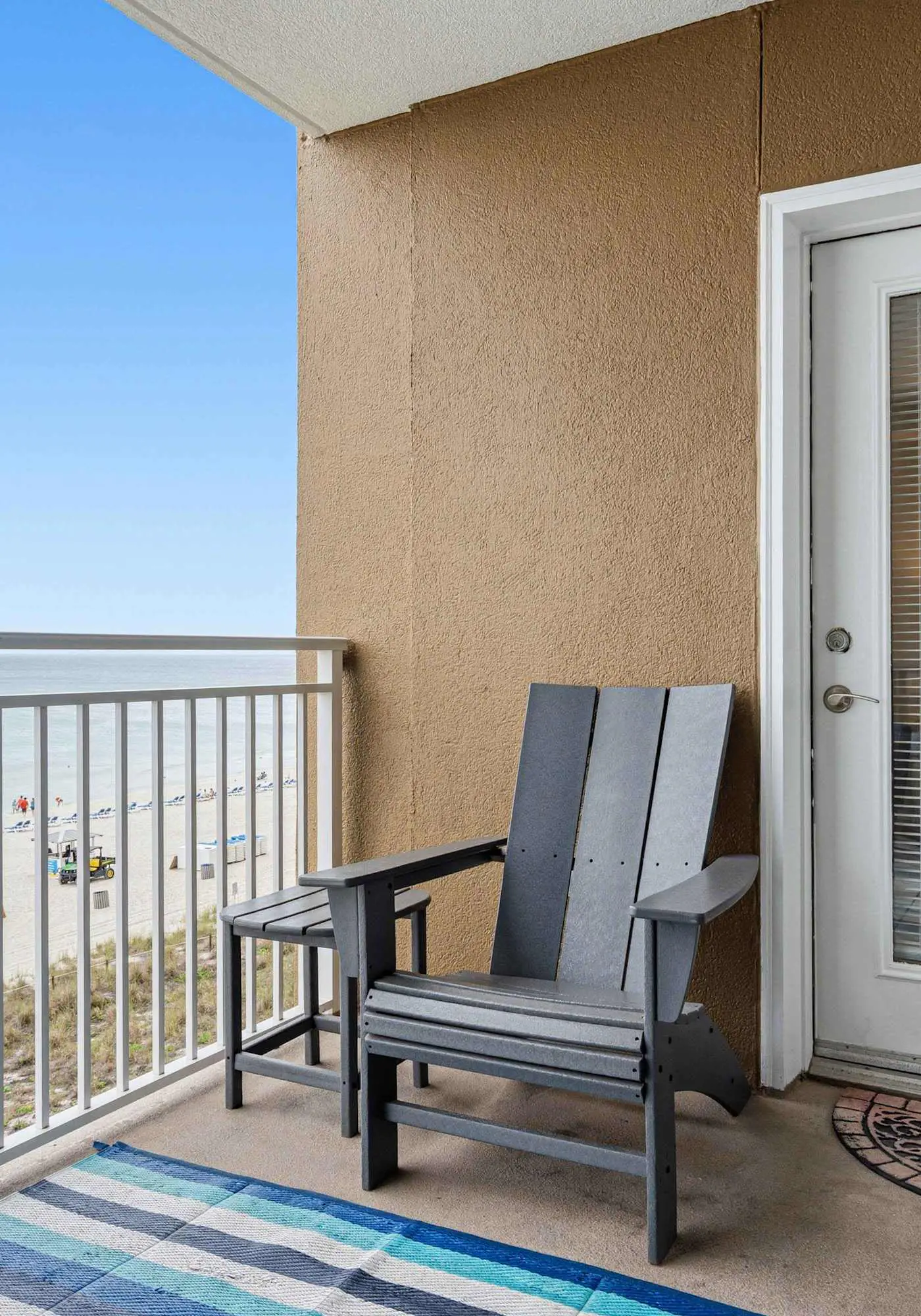 Beachfront Condo with gorgeous views, shared pool & beach access